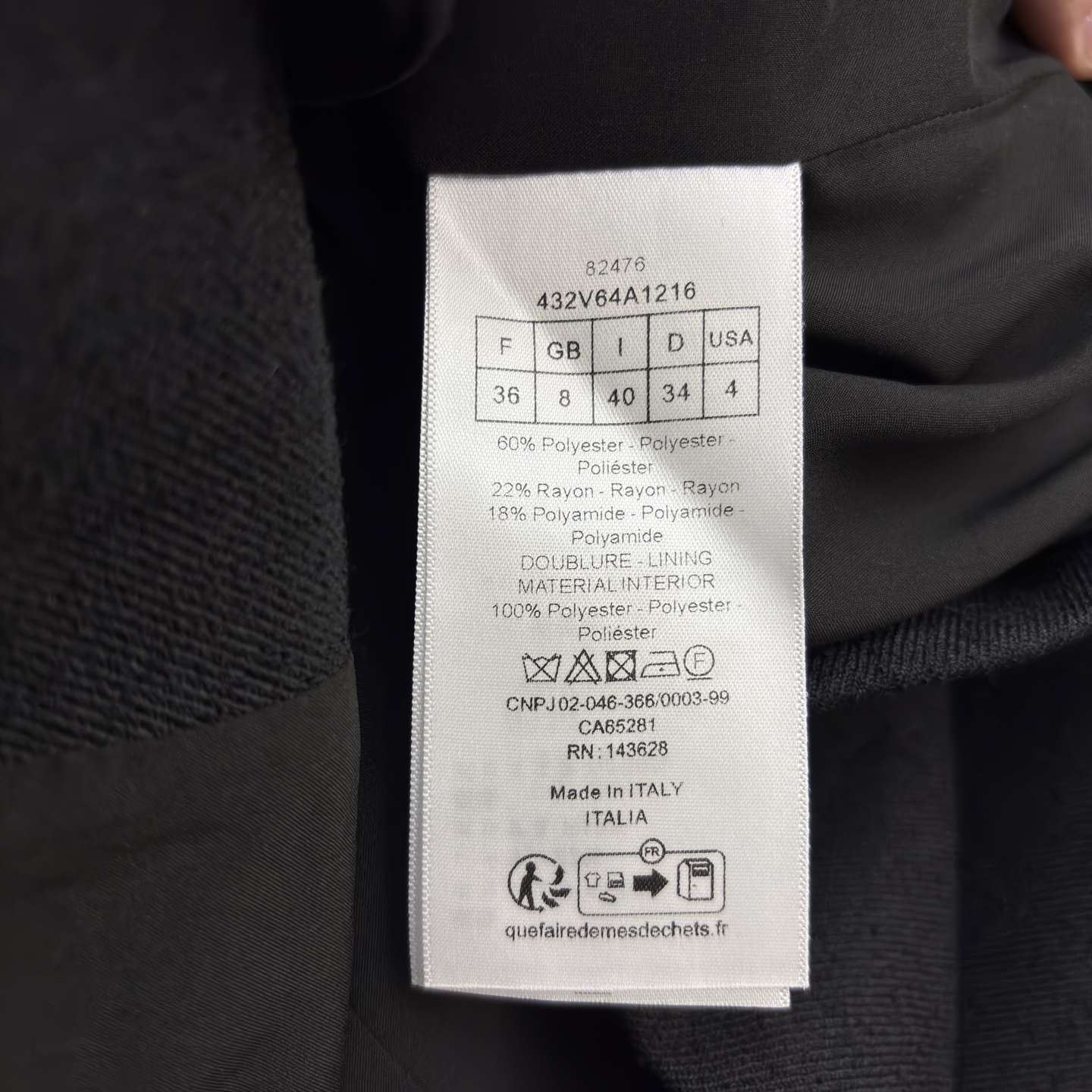 D家立领短款外套 这件黑外套把“低调贵气”焊在身上 哑光质感自带高级滤镜 利落版型适配各种下装 一身al