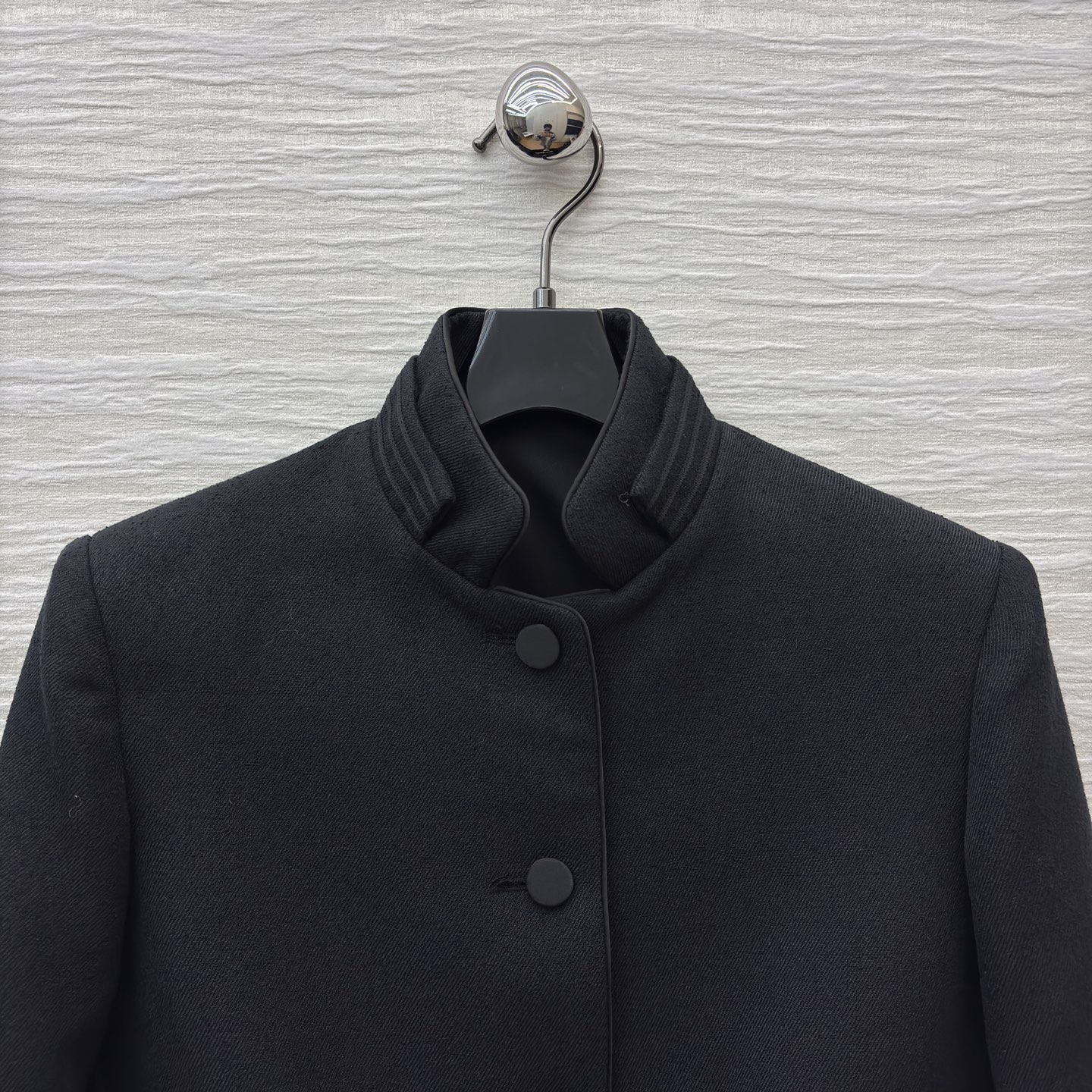 D家立领短款外套 这件黑外套把“低调贵气”焊在身上 哑光质感自带高级滤镜 利落版型适配各种下装 一身al