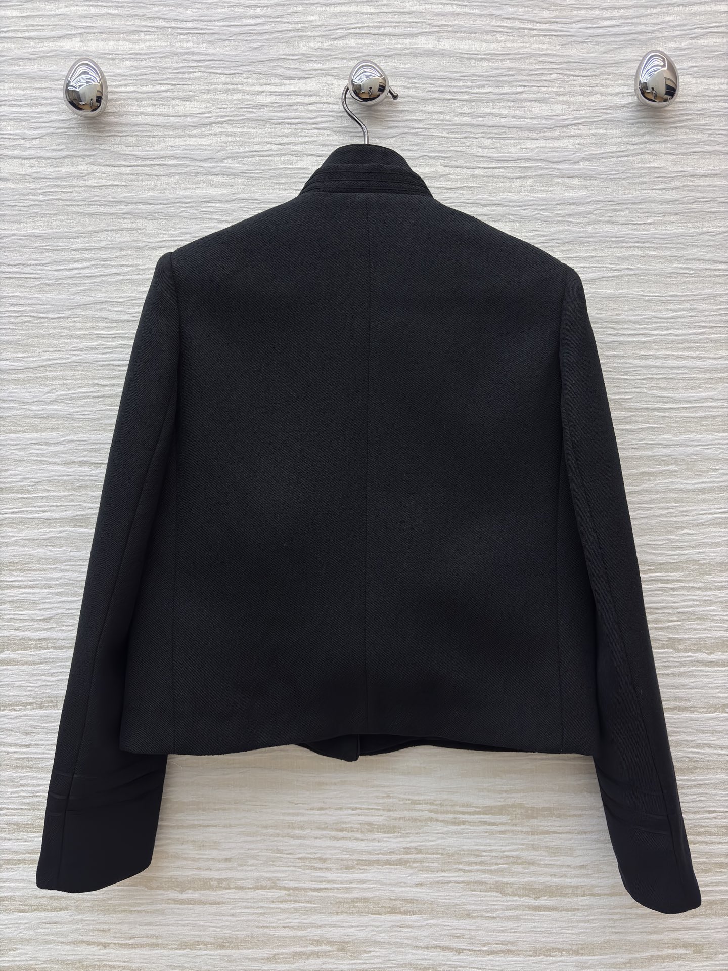 D家立领短款外套 这件黑外套把“低调贵气”焊在身上 哑光质感自带高级滤镜 利落版型适配各种下装 一身al