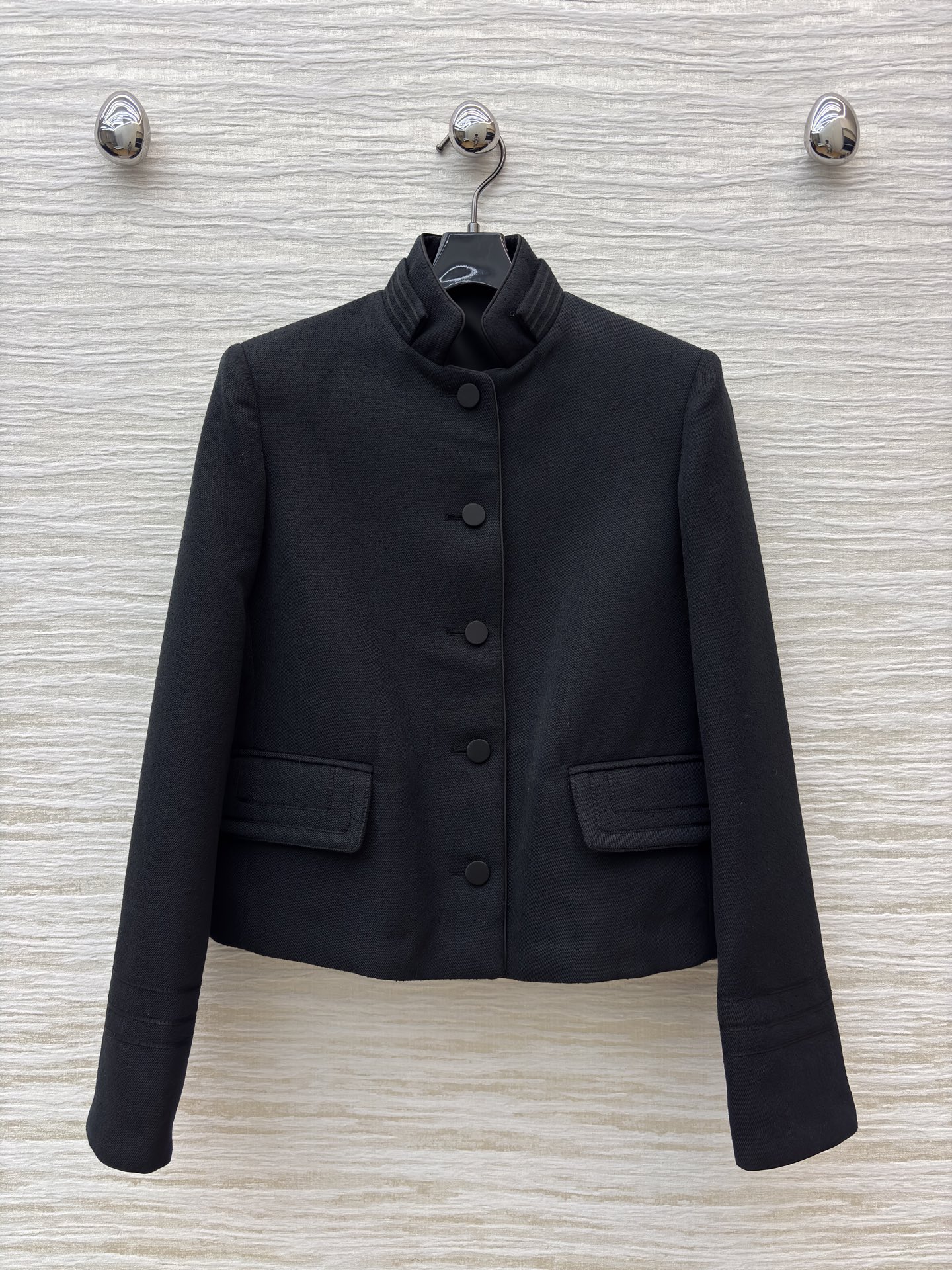 D家立领短款外套 这件黑外套把“低调贵气”焊在身上 哑光质感自带高级滤镜 利落版型适配各种下装 一身al