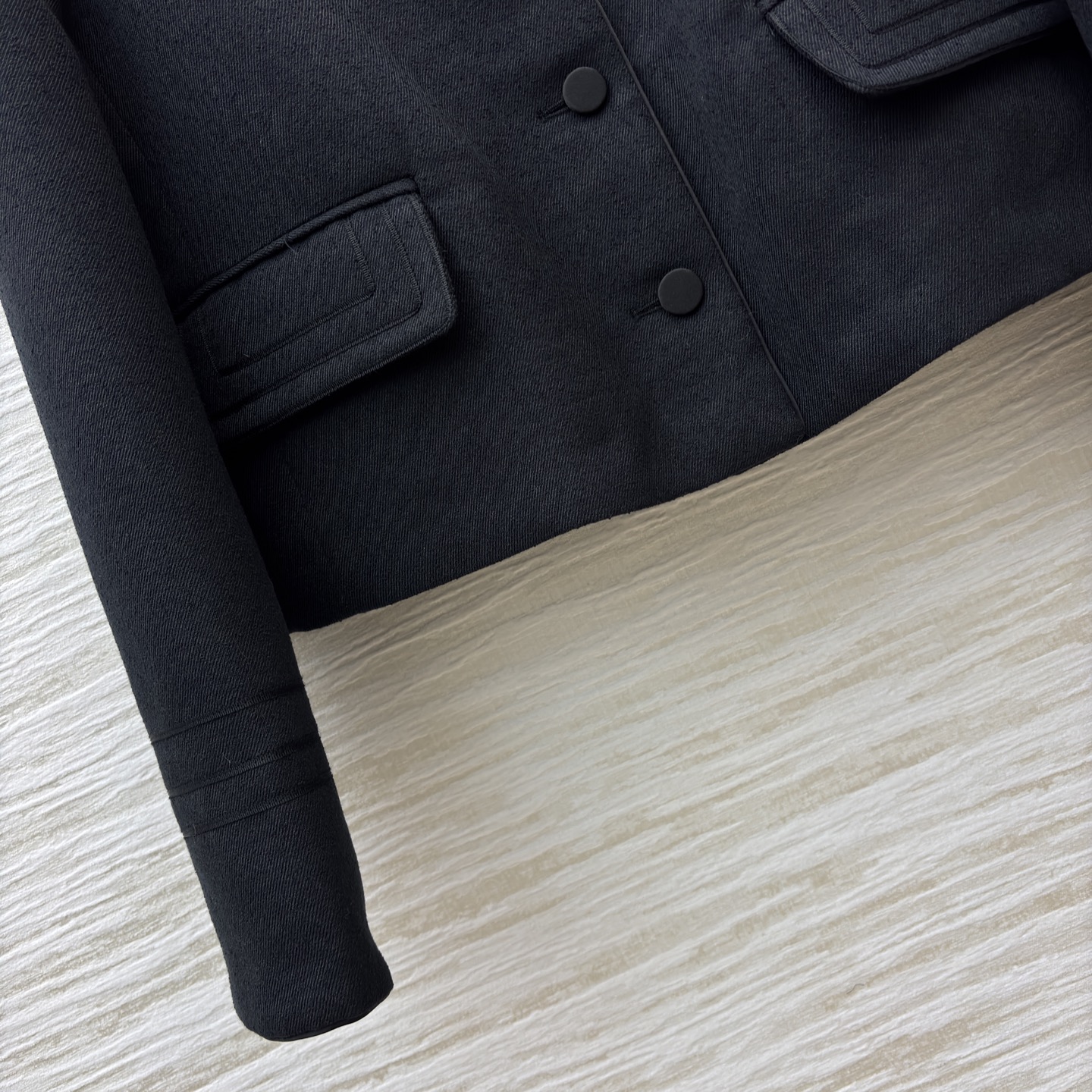 D家立领短款外套 这件黑外套把“低调贵气”焊在身上 哑光质感自带高级滤镜 利落版型适配各种下装 一身al