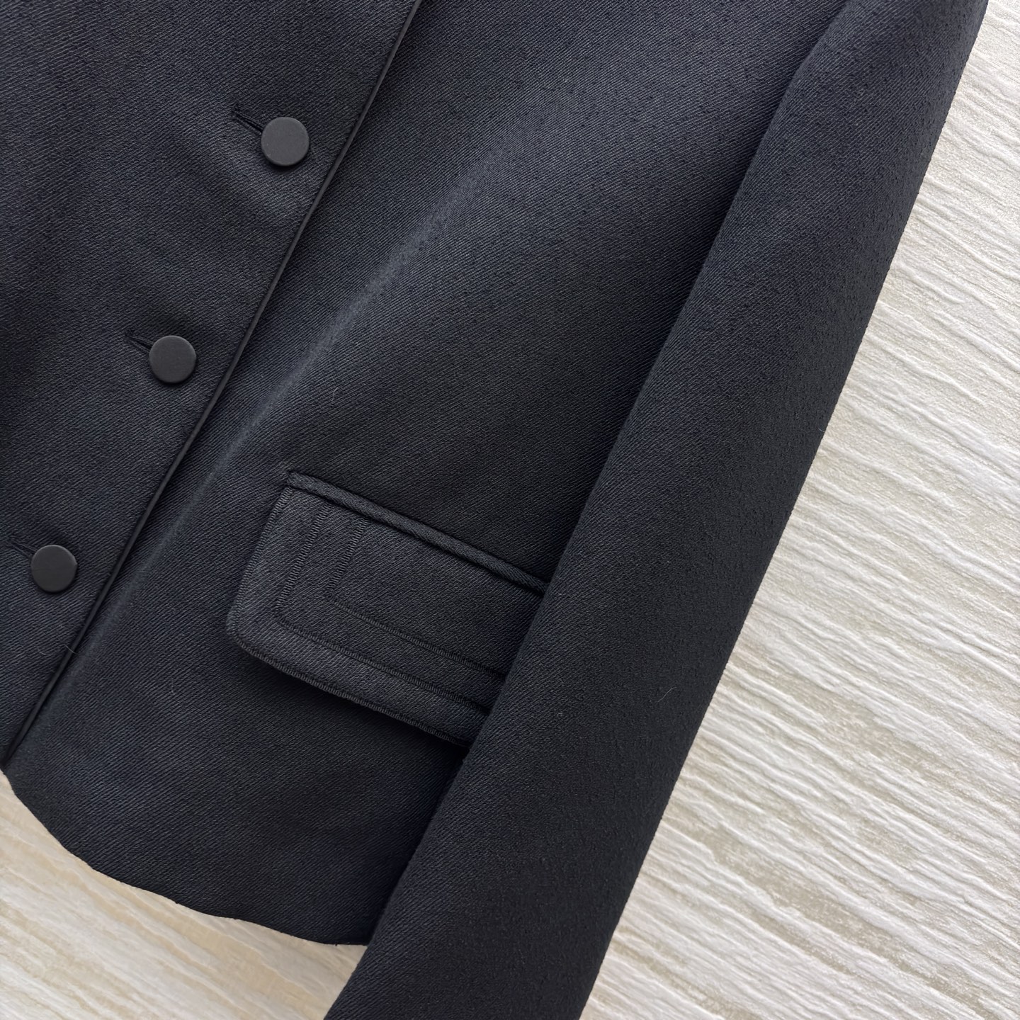 D家立领短款外套 这件黑外套把“低调贵气”焊在身上 哑光质感自带高级滤镜 利落版型适配各种下装 一身al