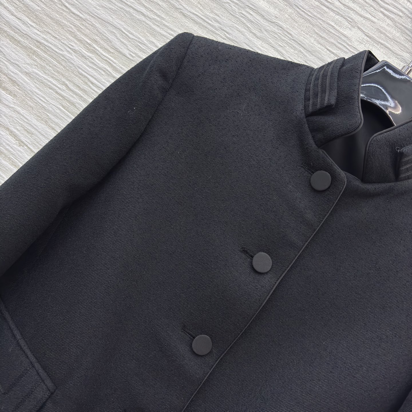 D家立领短款外套 这件黑外套把“低调贵气”焊在身上 哑光质感自带高级滤镜 利落版型适配各种下装 一身al