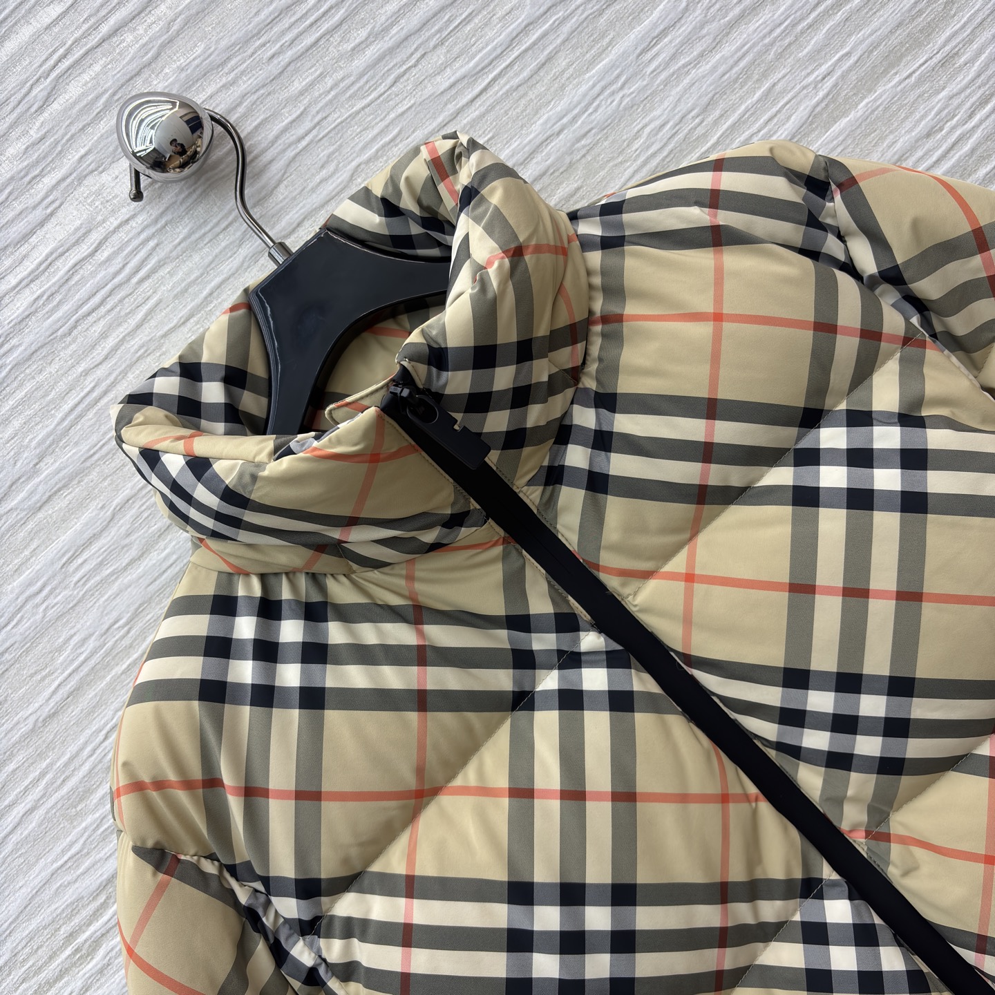 B经典格纹羽绒服 棕黄底色交织黑白红线条 自带复古腔调 立领短款廓形 松弛又利落 拉链处的细节藏着精致感