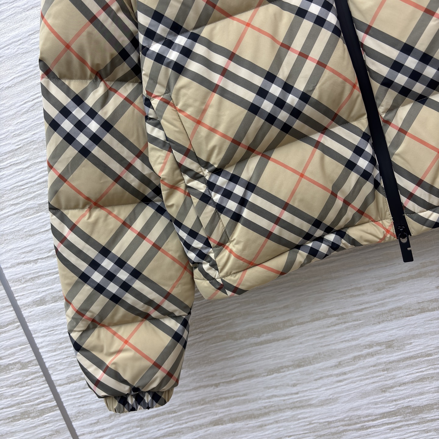 B经典格纹羽绒服 棕黄底色交织黑白红线条 自带复古腔调 立领短款廓形 松弛又利落 拉链处的细节藏着精致感