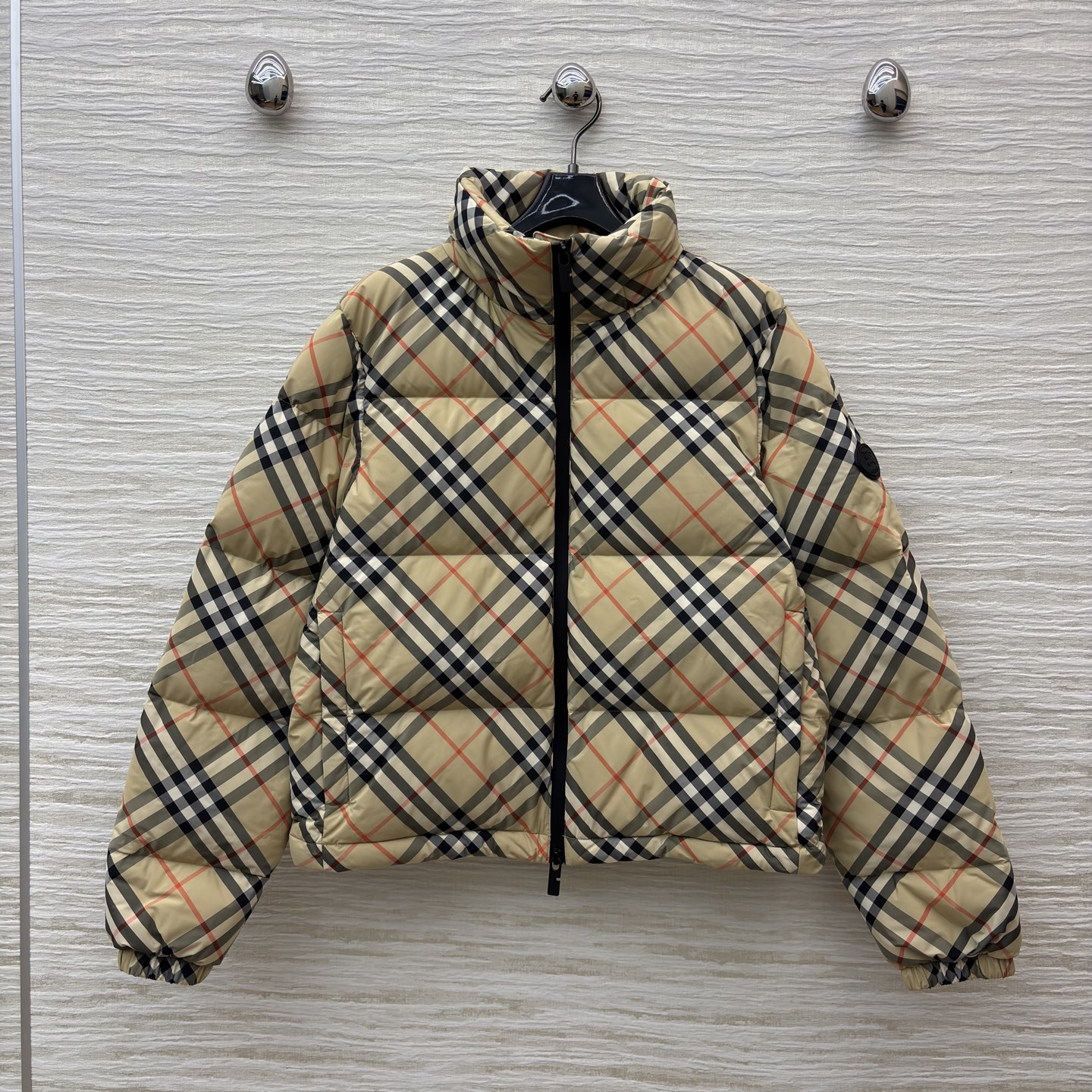 B经典格纹羽绒服 棕黄底色交织黑白红线条 自带复古腔调 立领短款廓形 松弛又利落 拉链处的细节藏着精致感