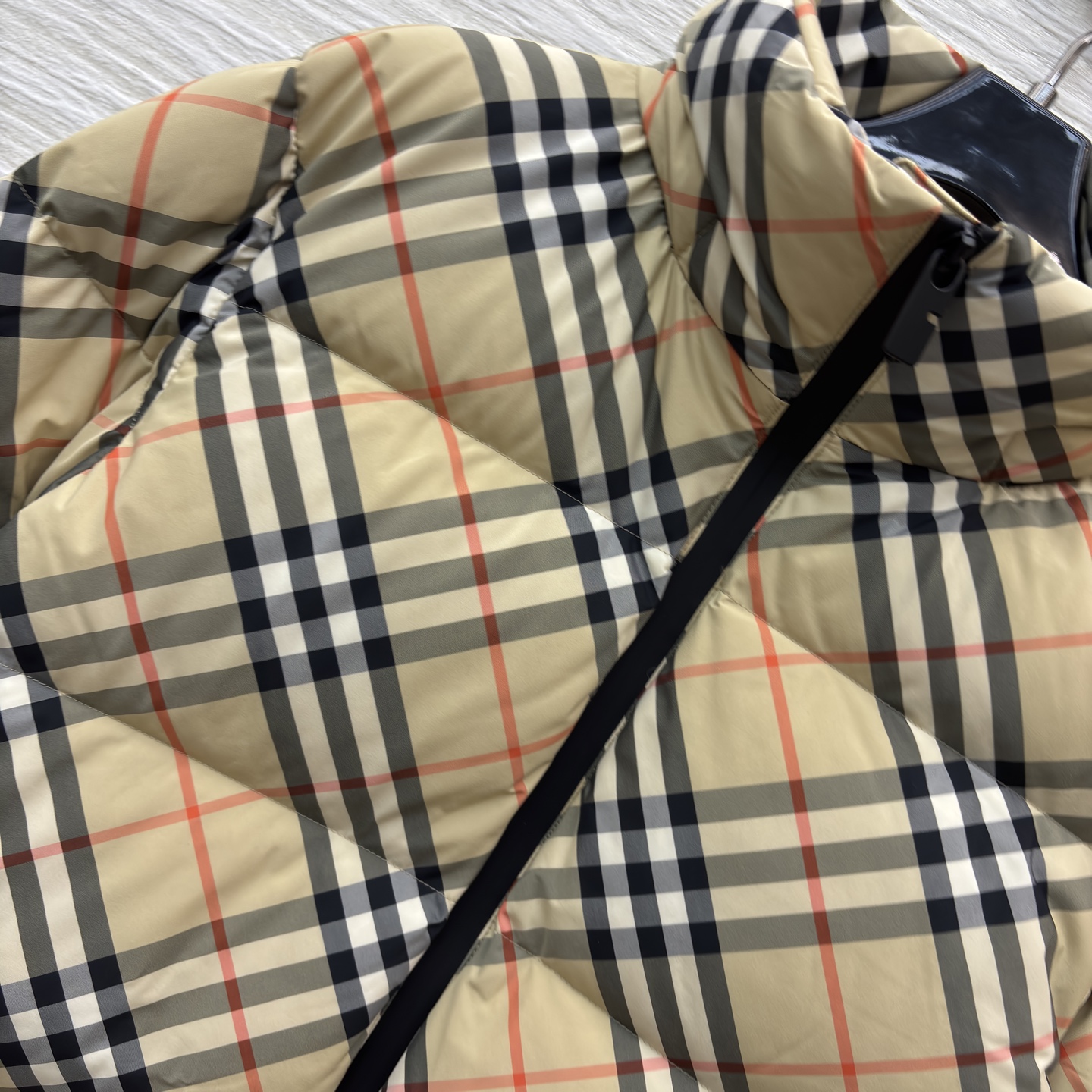 B经典格纹羽绒服 棕黄底色交织黑白红线条 自带复古腔调 立领短款廓形 松弛又利落 拉链处的细节藏着精致感