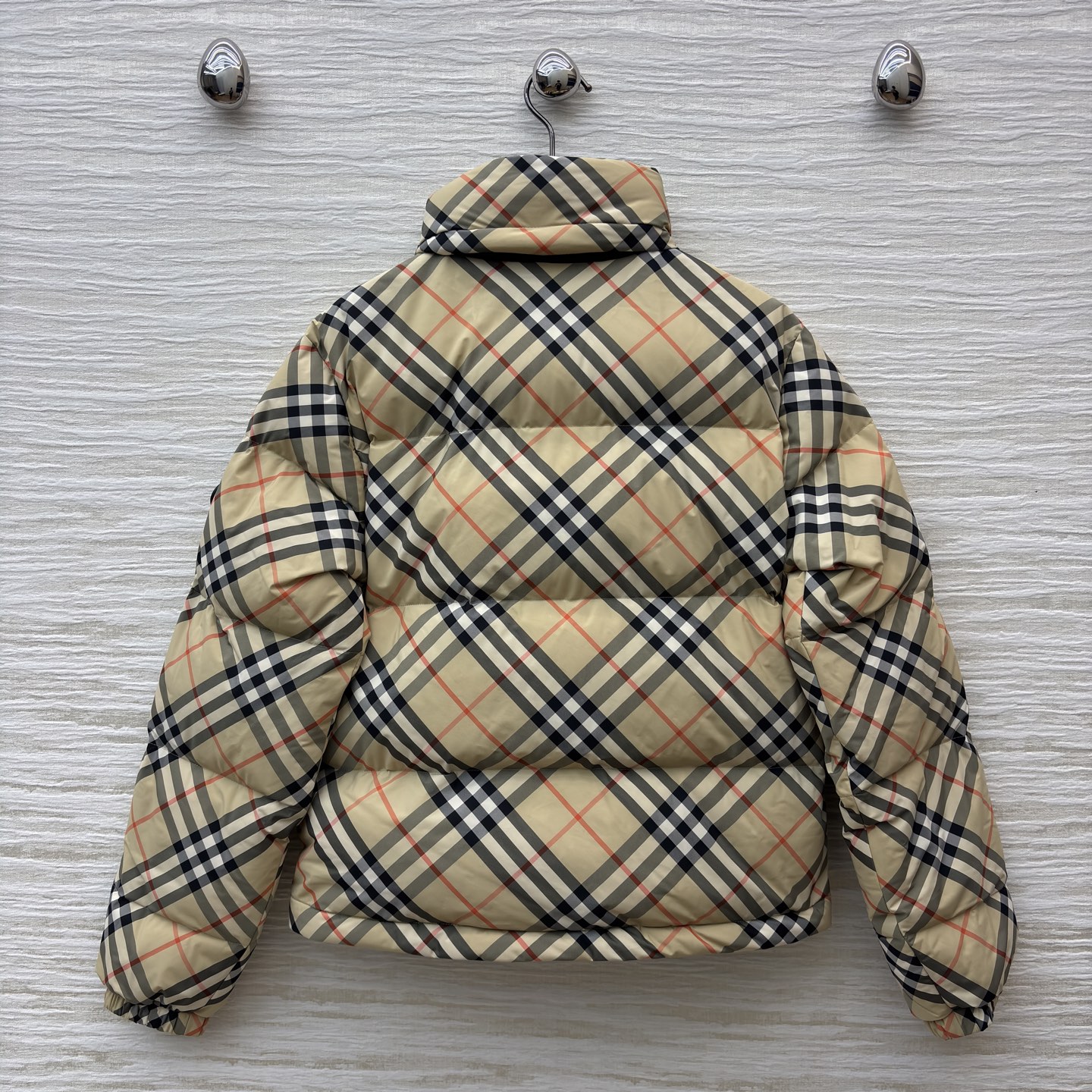 B经典格纹羽绒服 棕黄底色交织黑白红线条 自带复古腔调 立领短款廓形 松弛又利落 拉链处的细节藏着精致感