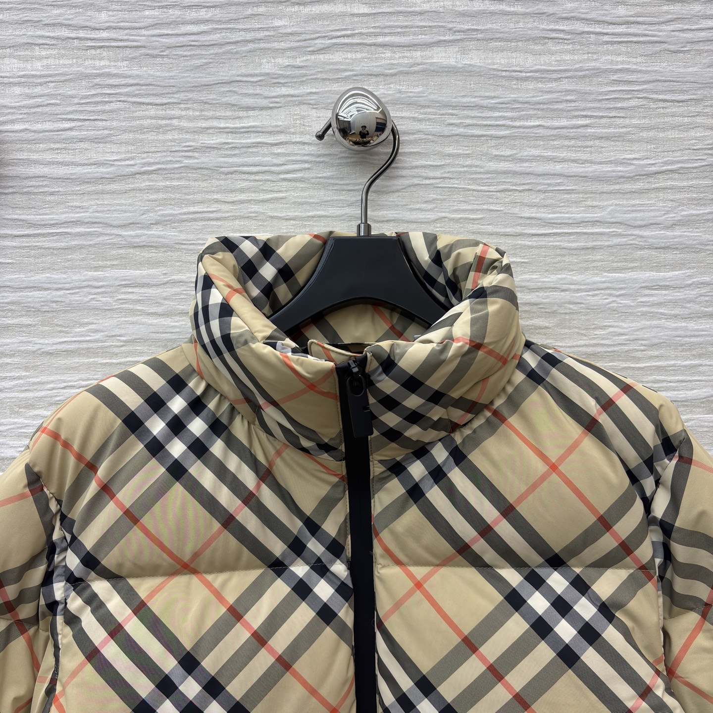 B经典格纹羽绒服 棕黄底色交织黑白红线条 自带复古腔调 立领短款廓形 松弛又利落 拉链处的细节藏着精致感