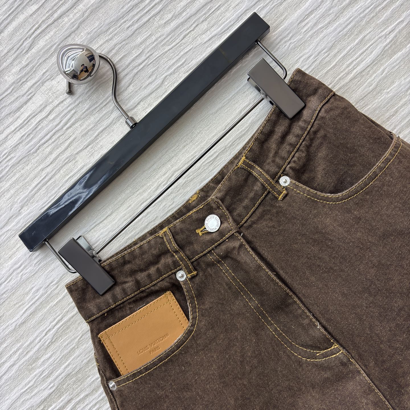 L家 深棕牛仔短裤 自带复古质感 明黄色缝线勾出利落轮廓 口袋处的皮质贴片是点睛小心思 版型利落不拖沓 