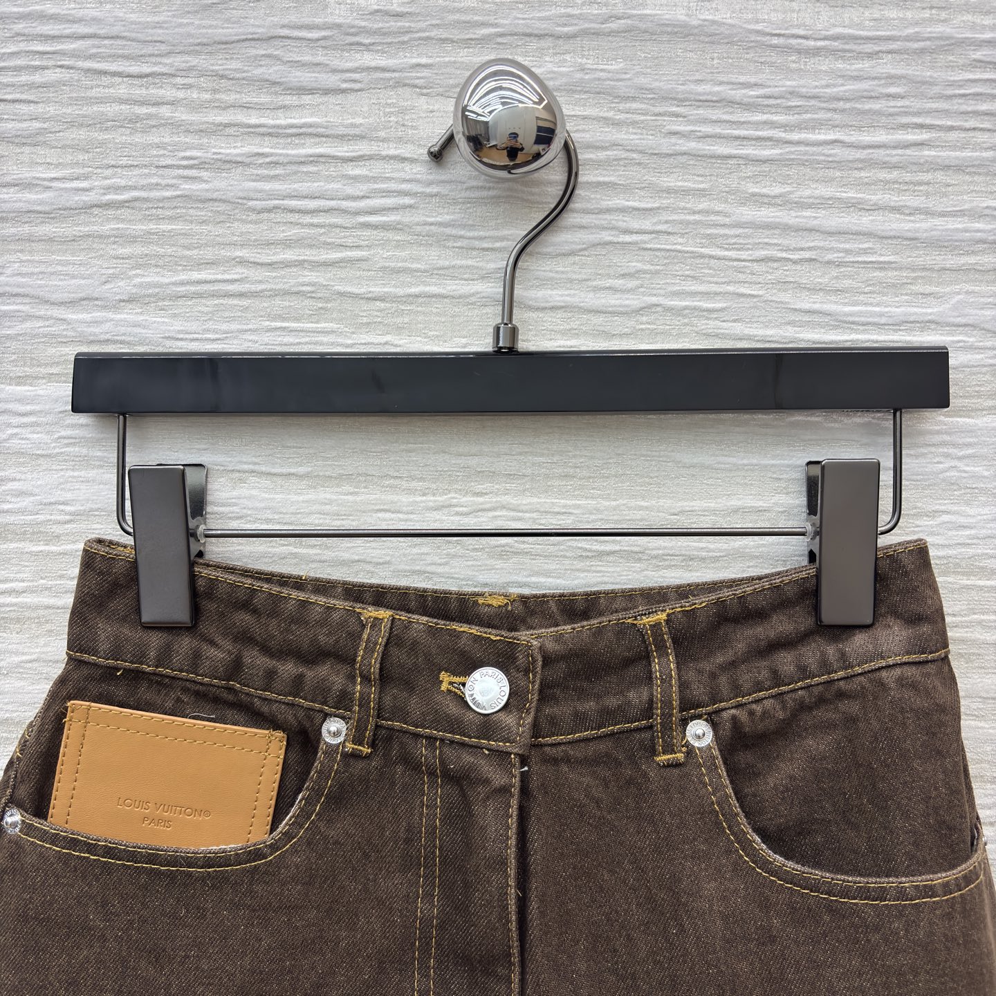 L家 深棕牛仔短裤 自带复古质感 明黄色缝线勾出利落轮廓 口袋处的皮质贴片是点睛小心思 版型利落不拖沓 