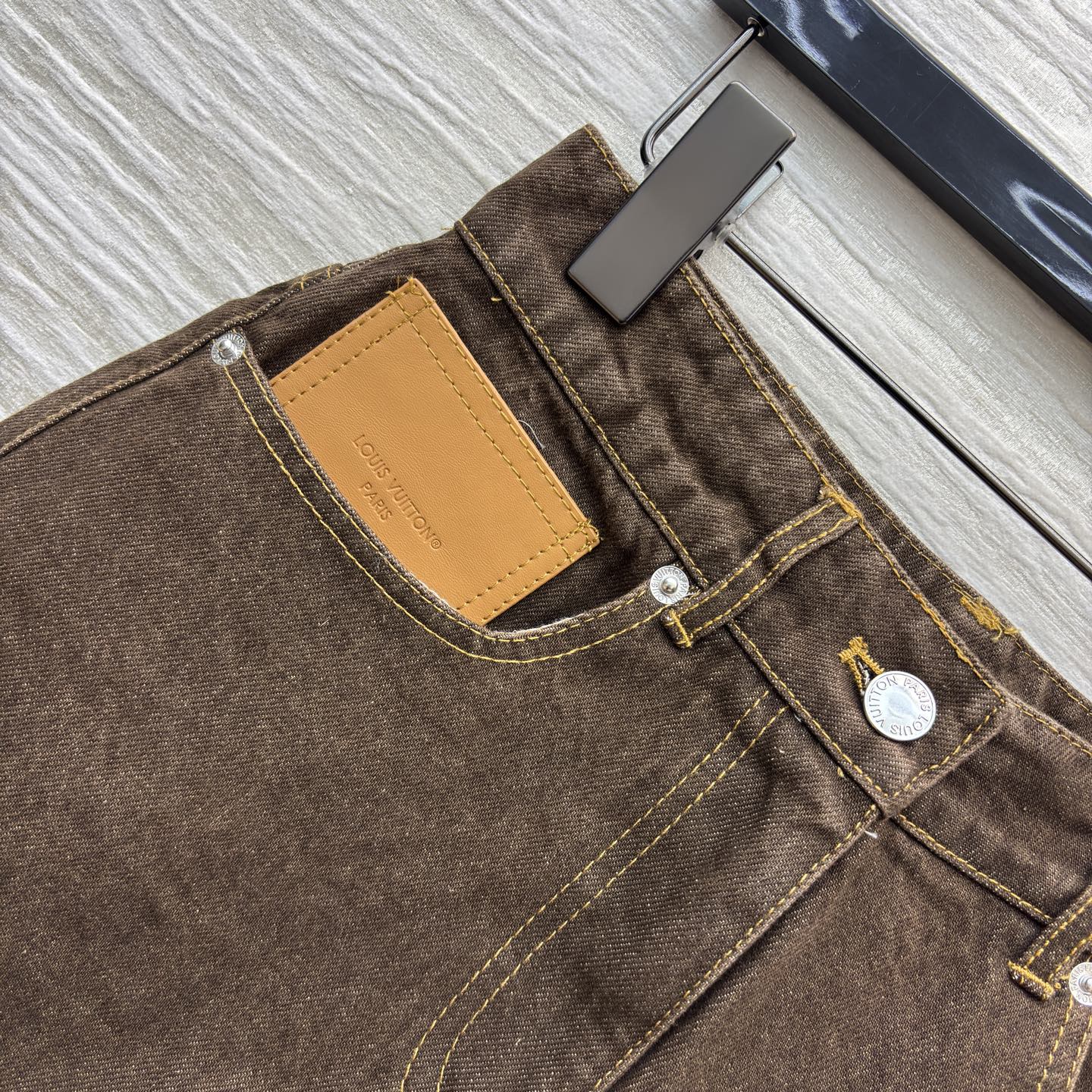 L家 深棕牛仔短裤 自带复古质感 明黄色缝线勾出利落轮廓 口袋处的皮质贴片是点睛小心思 版型利落不拖沓 