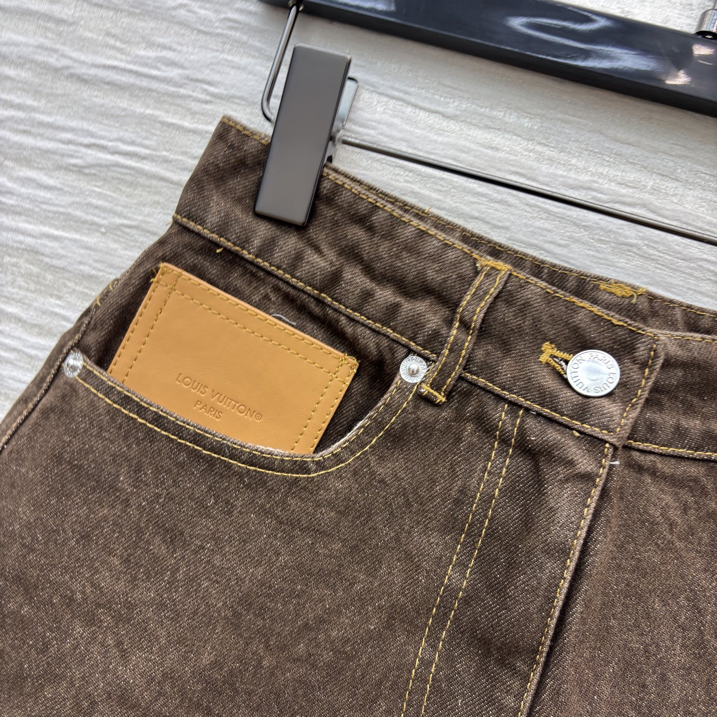 L家 深棕牛仔短裤 自带复古质感 明黄色缝线勾出利落轮廓 口袋处的皮质贴片是点睛小心思 版型利落不拖沓 