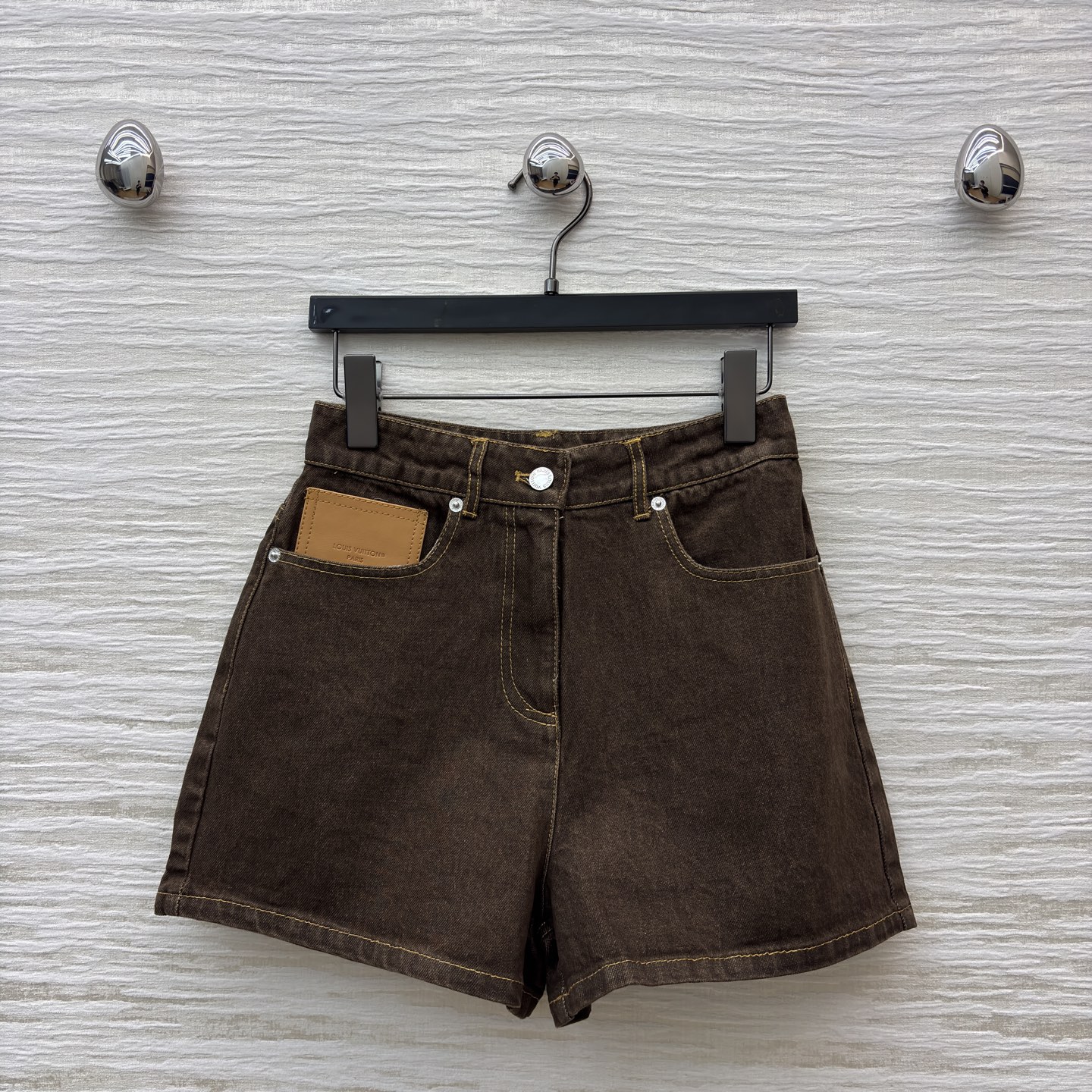 L家 深棕牛仔短裤 自带复古质感 明黄色缝线勾出利落轮廓 口袋处的皮质贴片是点睛小心思 版型利落不拖沓 