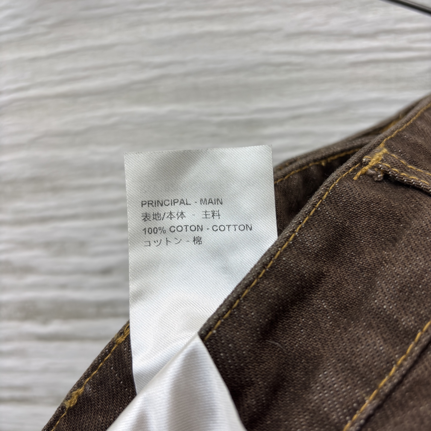 L家深棕调牛仔长裤 自带复古质感 明黄缝线勾出利落线条 口袋皮质贴片是细节巧思 高腰阔腿版型藏肉又显比例