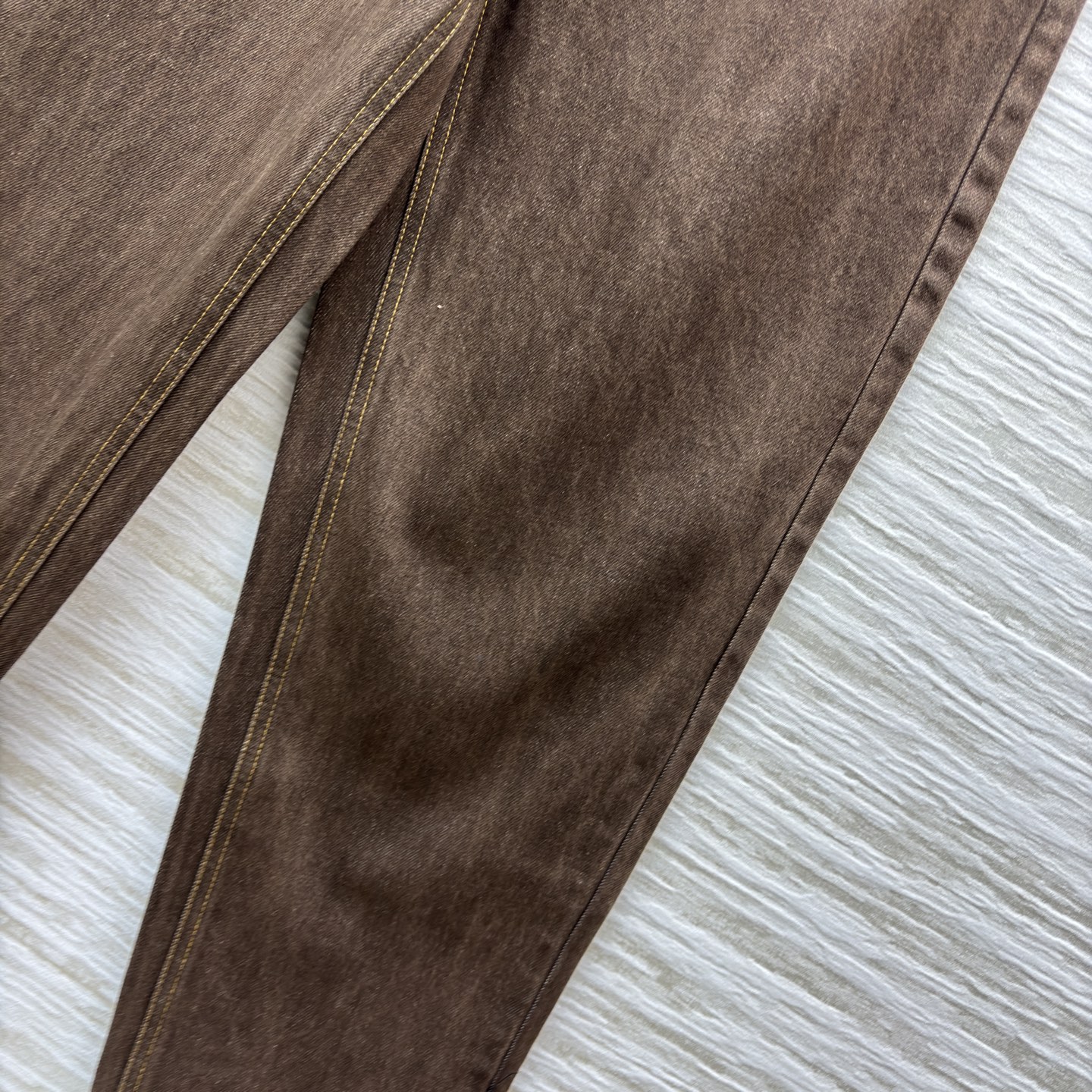 L家深棕调牛仔长裤 自带复古质感 明黄缝线勾出利落线条 口袋皮质贴片是细节巧思 高腰阔腿版型藏肉又显比例