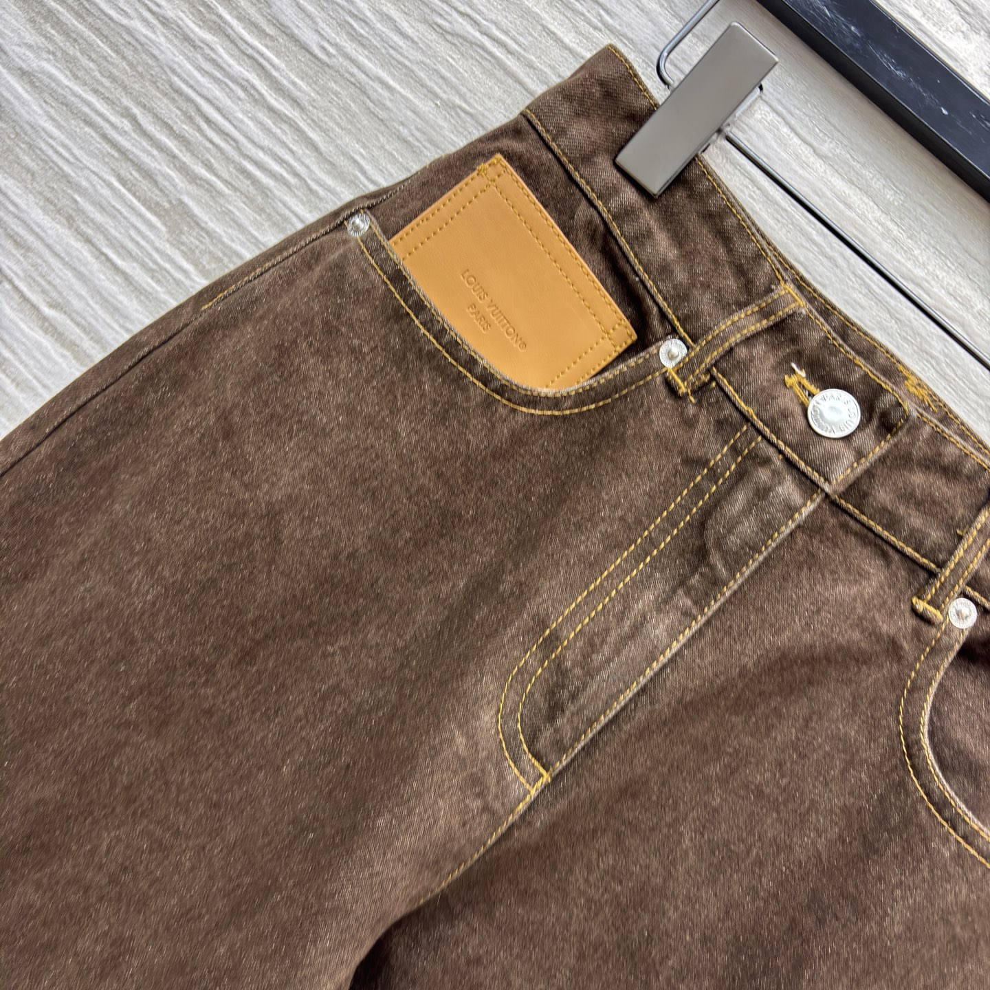 L家深棕调牛仔长裤 自带复古质感 明黄缝线勾出利落线条 口袋皮质贴片是细节巧思 高腰阔腿版型藏肉又显比例