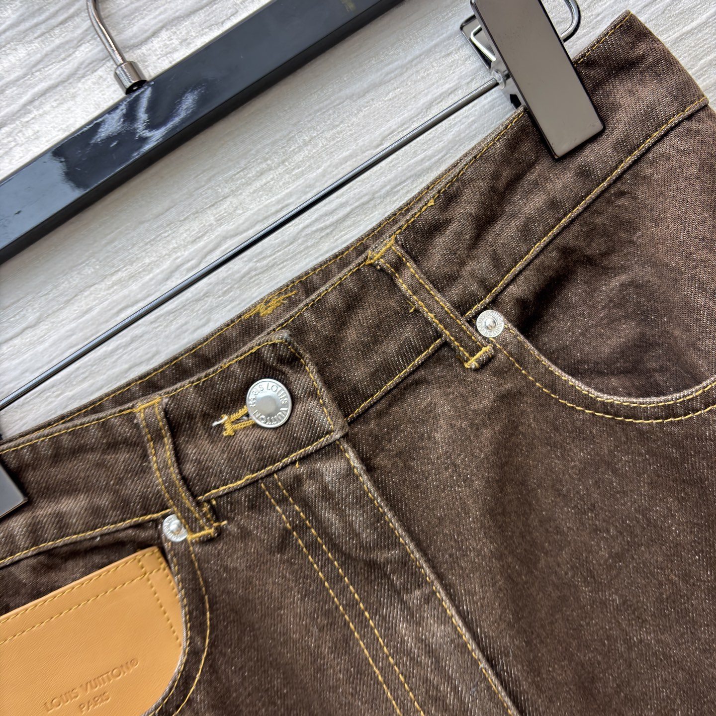 L家深棕调牛仔长裤 自带复古质感 明黄缝线勾出利落线条 口袋皮质贴片是细节巧思 高腰阔腿版型藏肉又显比例