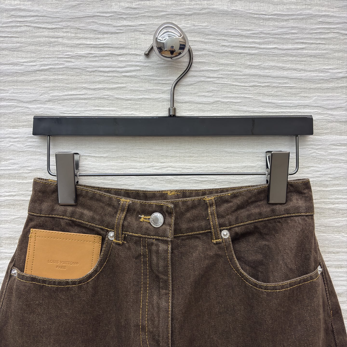 L家深棕调牛仔长裤 自带复古质感 明黄缝线勾出利落线条 口袋皮质贴片是细节巧思 高腰阔腿版型藏肉又显比例