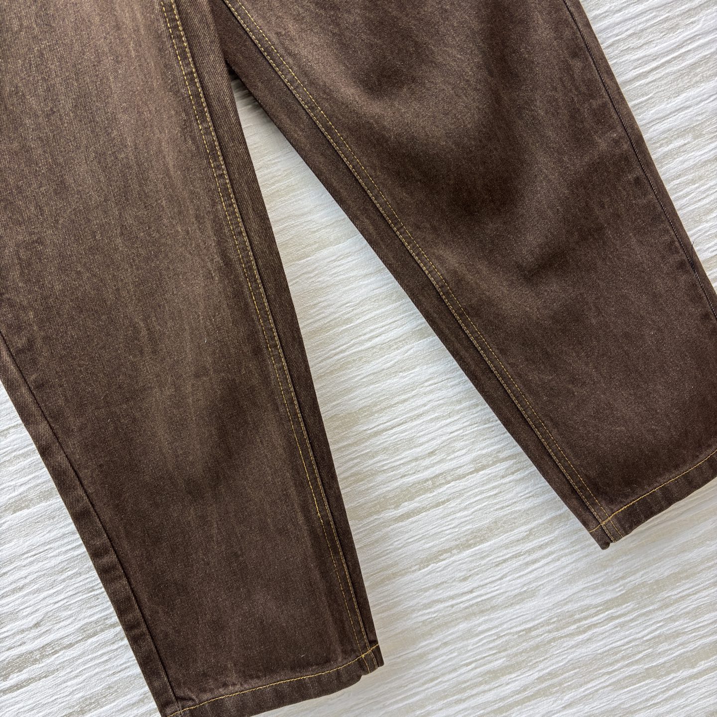 L家深棕调牛仔长裤 自带复古质感 明黄缝线勾出利落线条 口袋皮质贴片是细节巧思 高腰阔腿版型藏肉又显比例