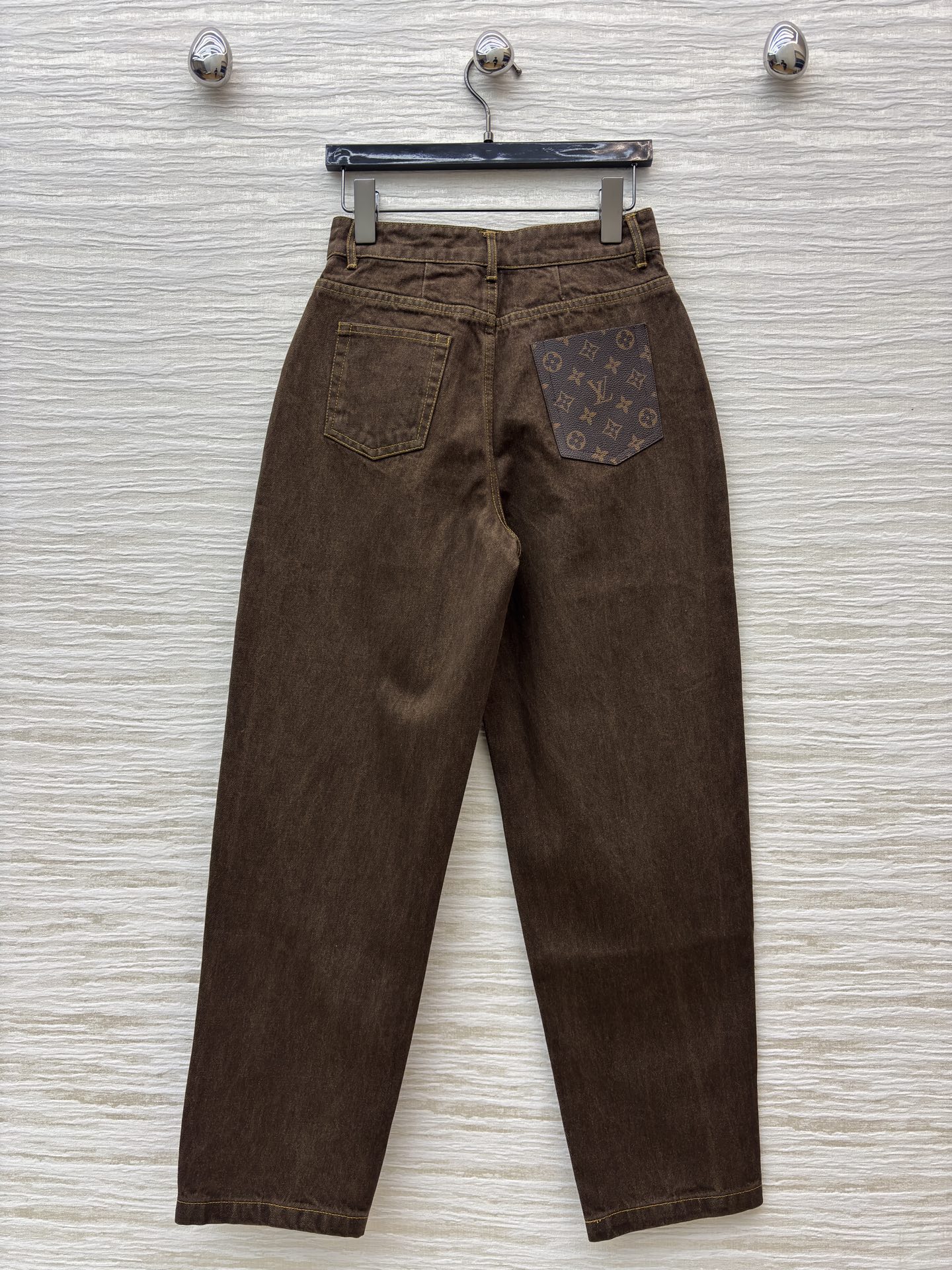 L家深棕调牛仔长裤 自带复古质感 明黄缝线勾出利落线条 口袋皮质贴片是细节巧思 高腰阔腿版型藏肉又显比例