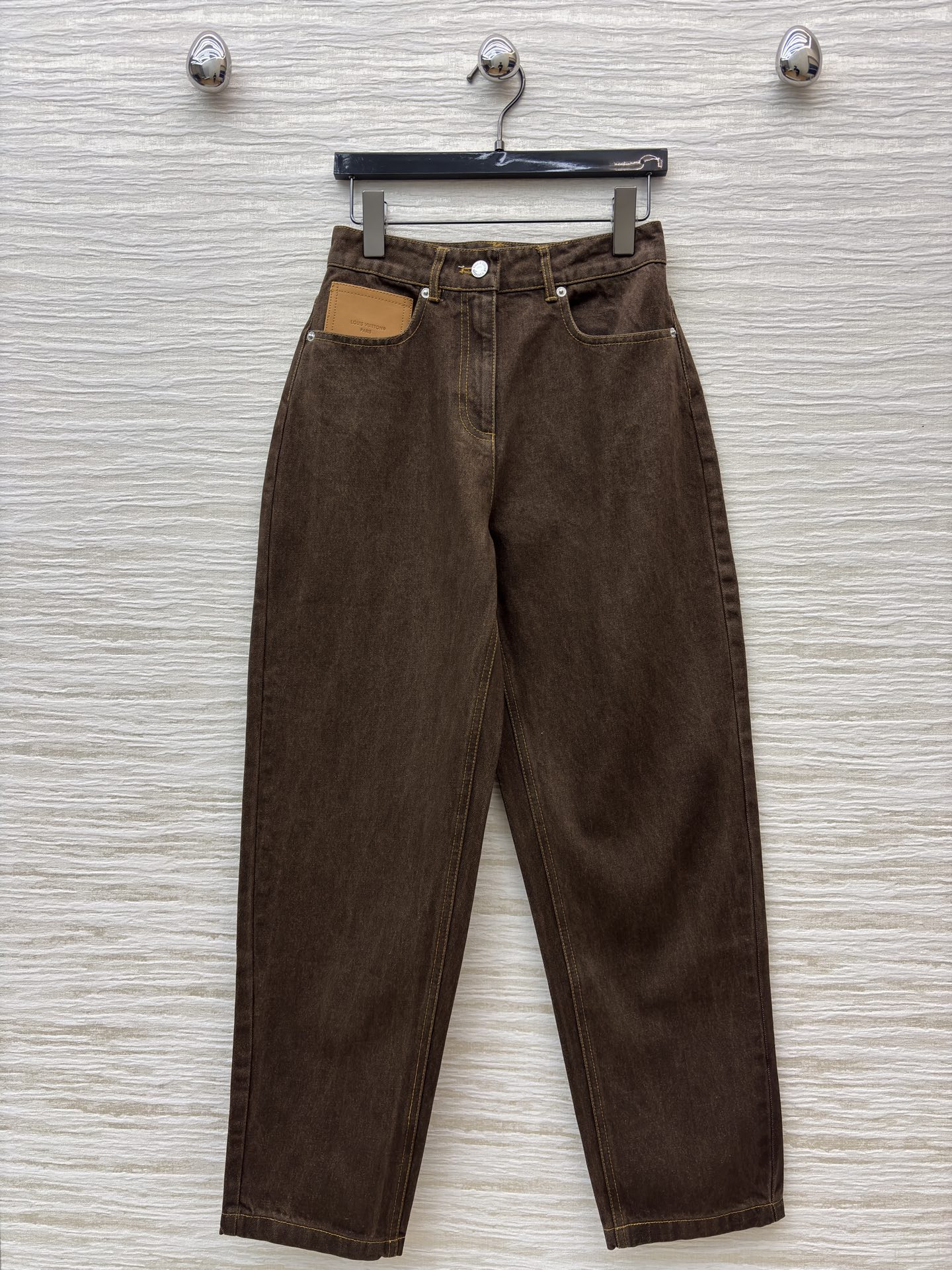 L家深棕调牛仔长裤 自带复古质感 明黄缝线勾出利落线条 口袋皮质贴片是细节巧思 高腰阔腿版型藏肉又显比例