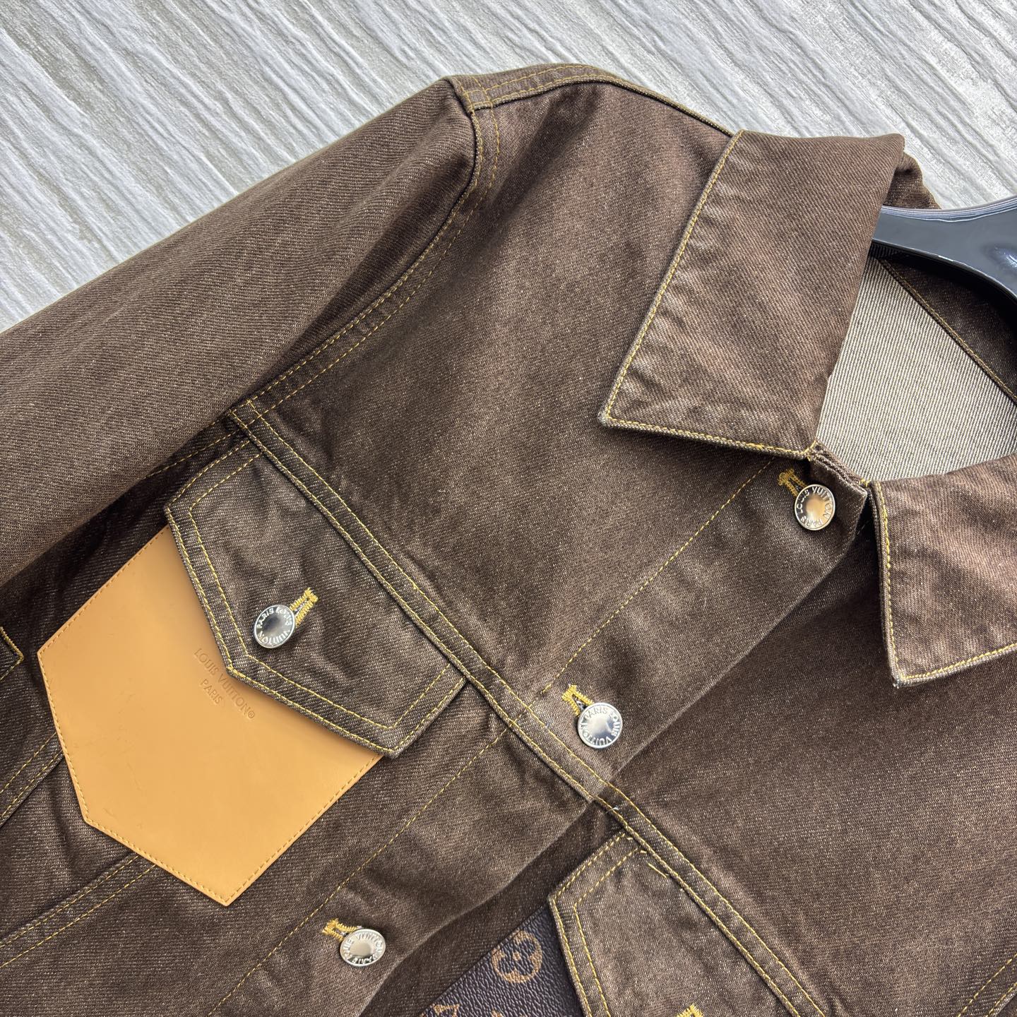 L家深棕牛仔夹克 翻领排扣设计经典耐看 自带复古质感 明黄缝线勾勒利落版型 口袋处皮质贴片是细节亮点 不