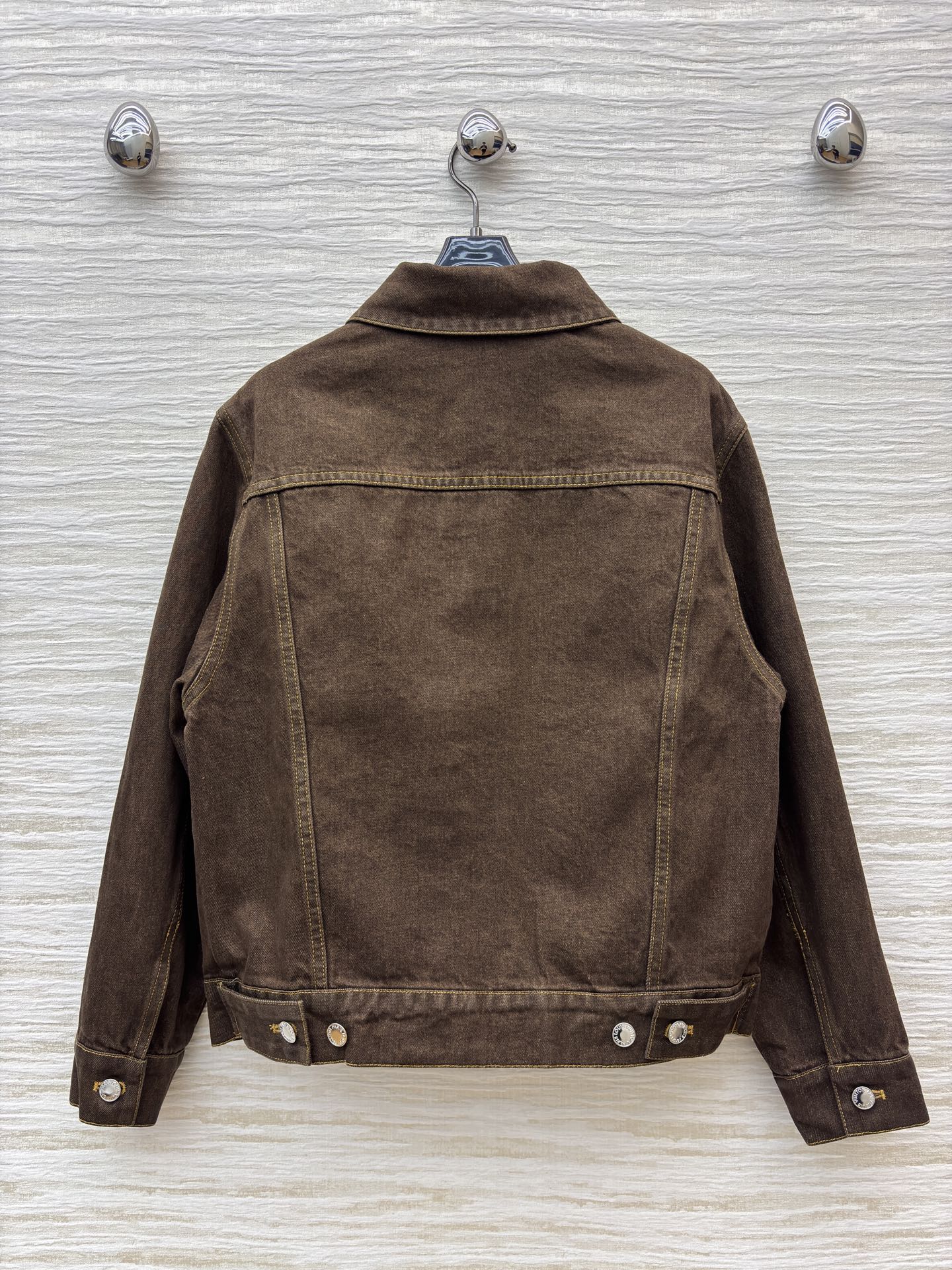 L家深棕牛仔夹克 翻领排扣设计经典耐看 自带复古质感 明黄缝线勾勒利落版型 口袋处皮质贴片是细节亮点 不