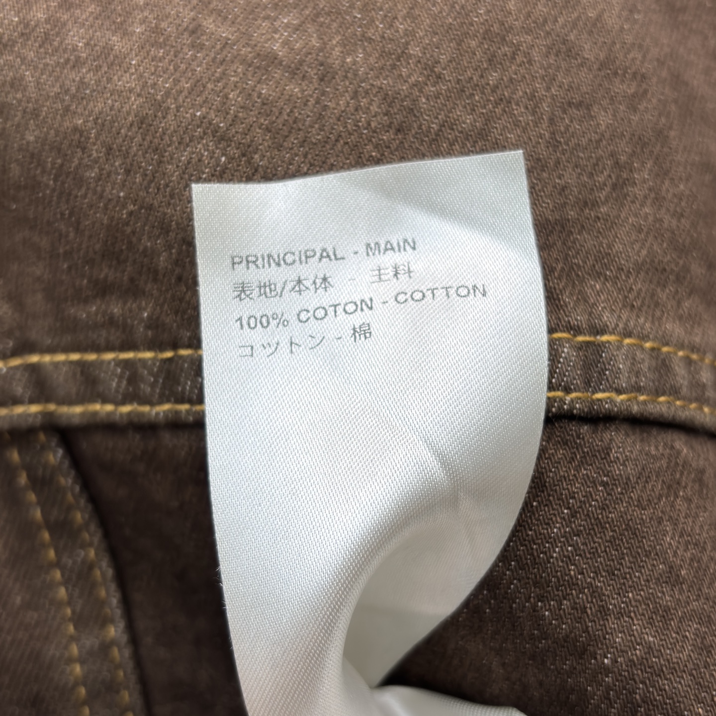 L家深棕牛仔夹克 翻领排扣设计经典耐看 自带复古质感 明黄缝线勾勒利落版型 口袋处皮质贴片是细节亮点 不