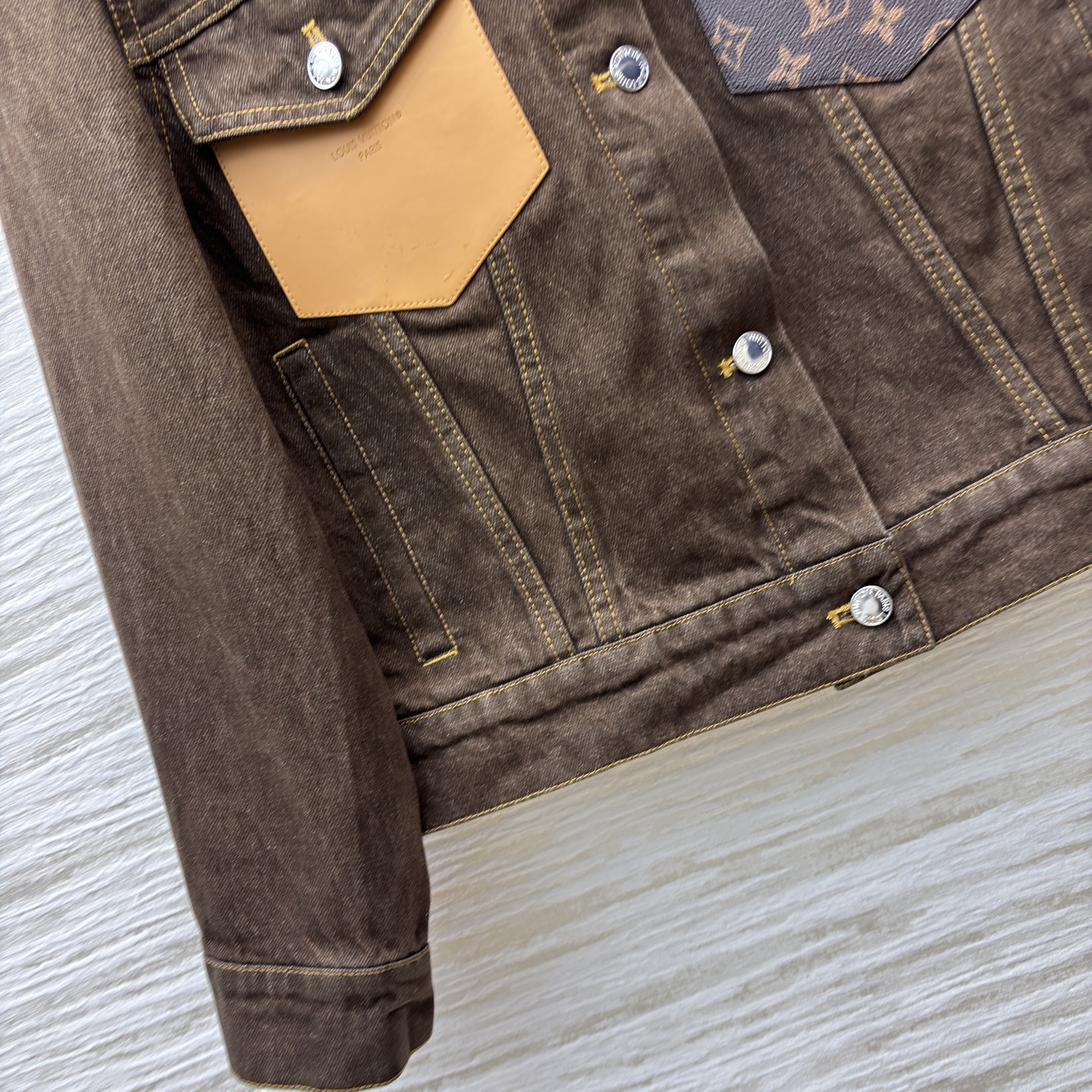 L家深棕牛仔夹克 翻领排扣设计经典耐看 自带复古质感 明黄缝线勾勒利落版型 口袋处皮质贴片是细节亮点 不