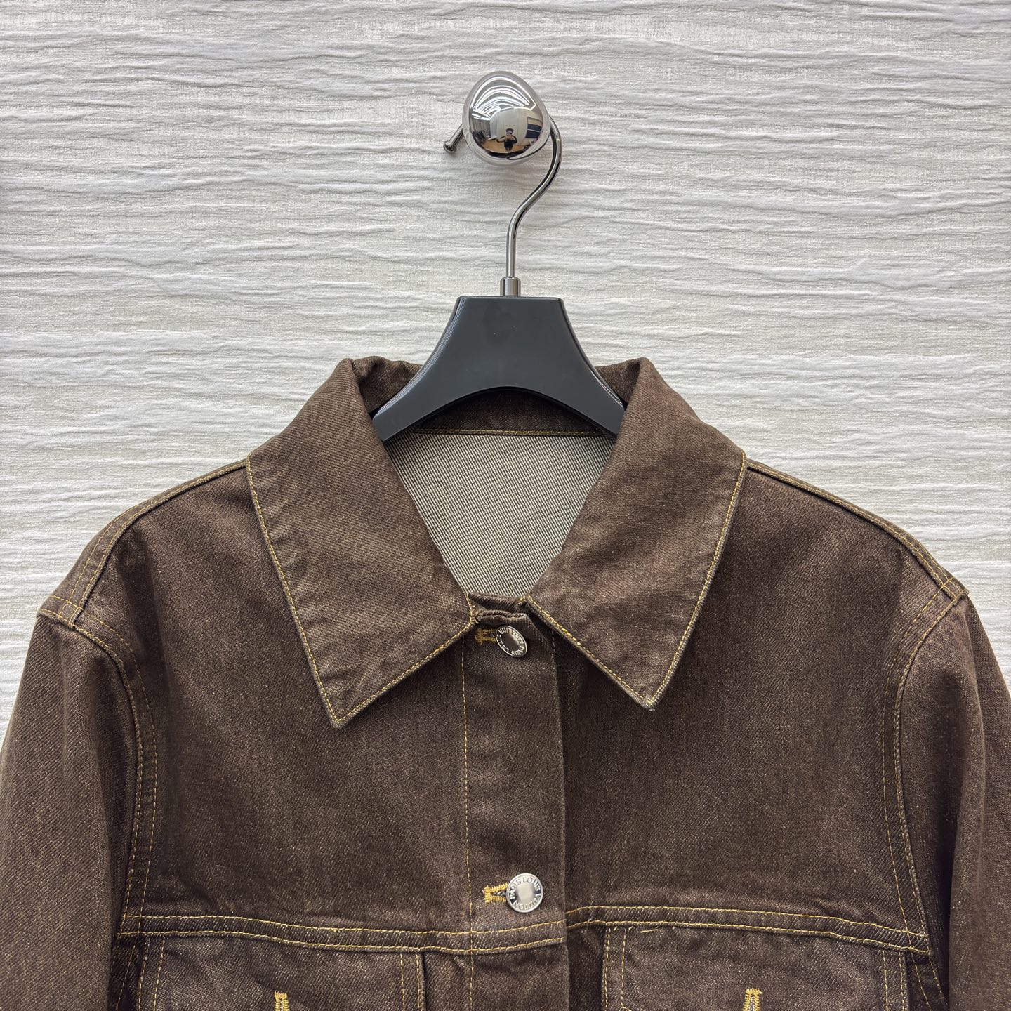 L家深棕牛仔夹克 翻领排扣设计经典耐看 自带复古质感 明黄缝线勾勒利落版型 口袋处皮质贴片是细节亮点 不