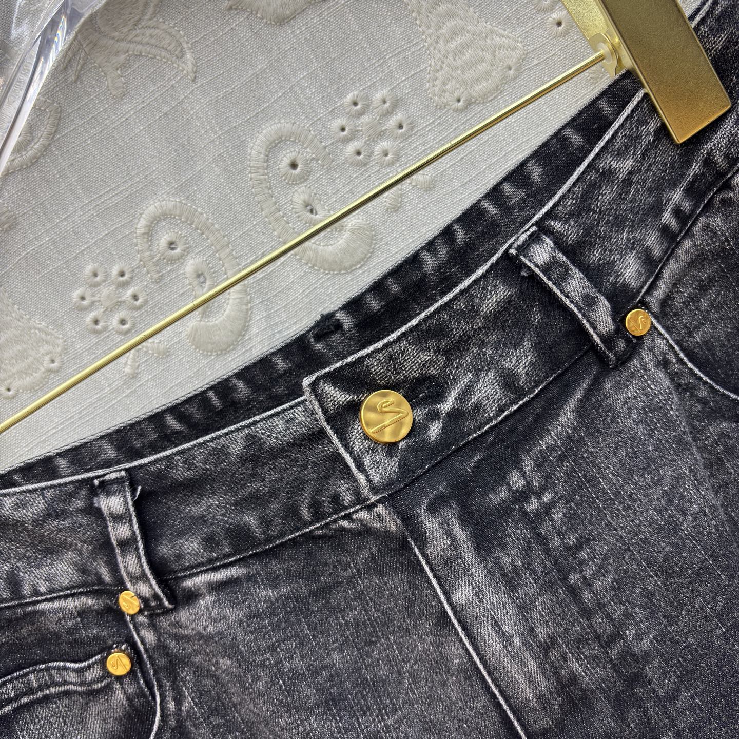 Sch家 26早春 做旧洗水直筒牛仔 极简设计活力感爆棚 百搭版型 气质优雅风 后裤脚开叉小心机 耐看时