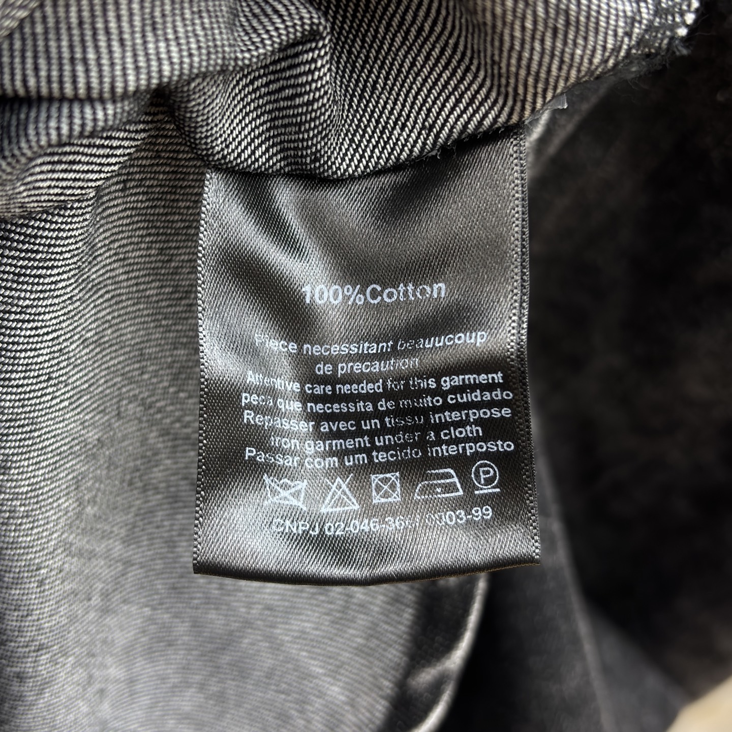 Sch家 26早春新款 做旧洗水牛仔衬衫OS宽松版型 轻松遮肉显瘦 翻领排扣设计 做旧黑牛仔裹着随性的轮