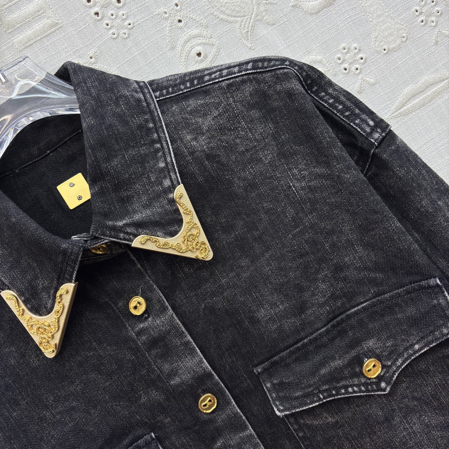 Sch家 26早春新款 做旧洗水牛仔衬衫OS宽松版型 轻松遮肉显瘦 翻领排扣设计 做旧黑牛仔裹着随性的轮