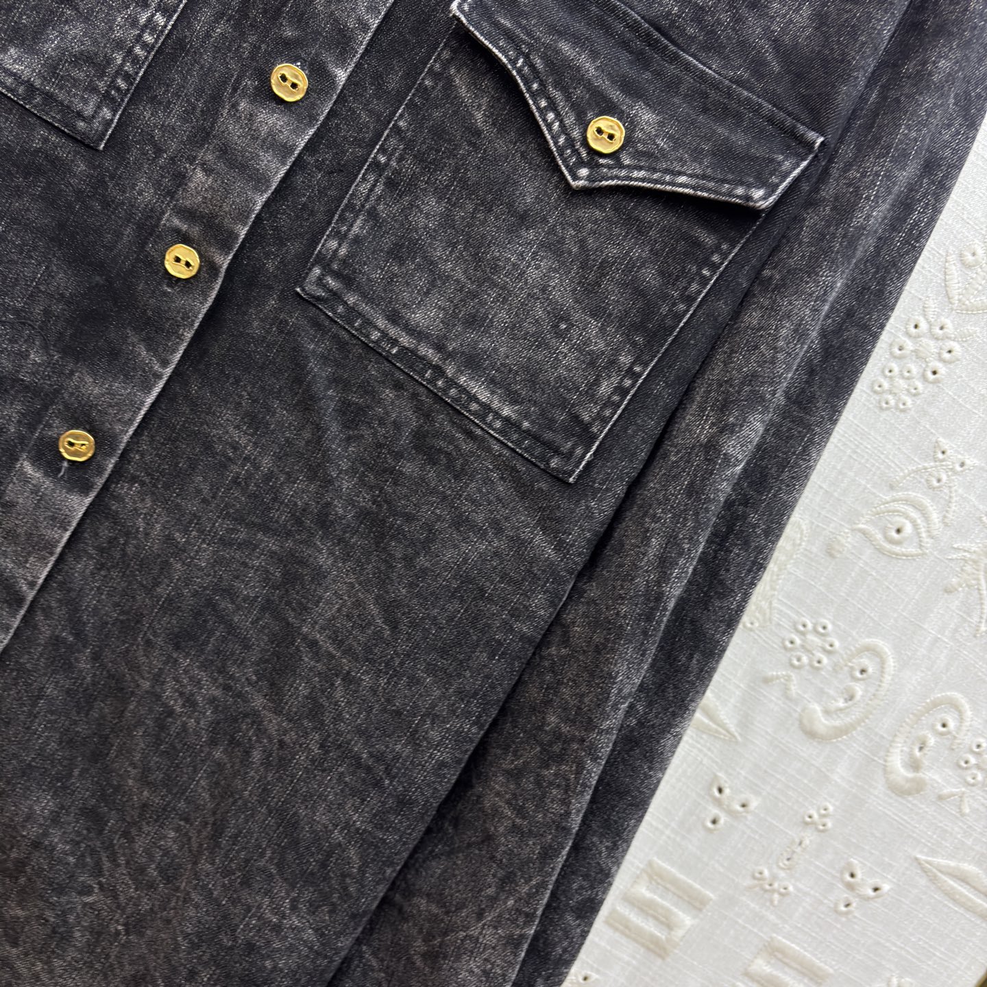 Sch家 26早春新款 做旧洗水牛仔衬衫OS宽松版型 轻松遮肉显瘦 翻领排扣设计 做旧黑牛仔裹着随性的轮