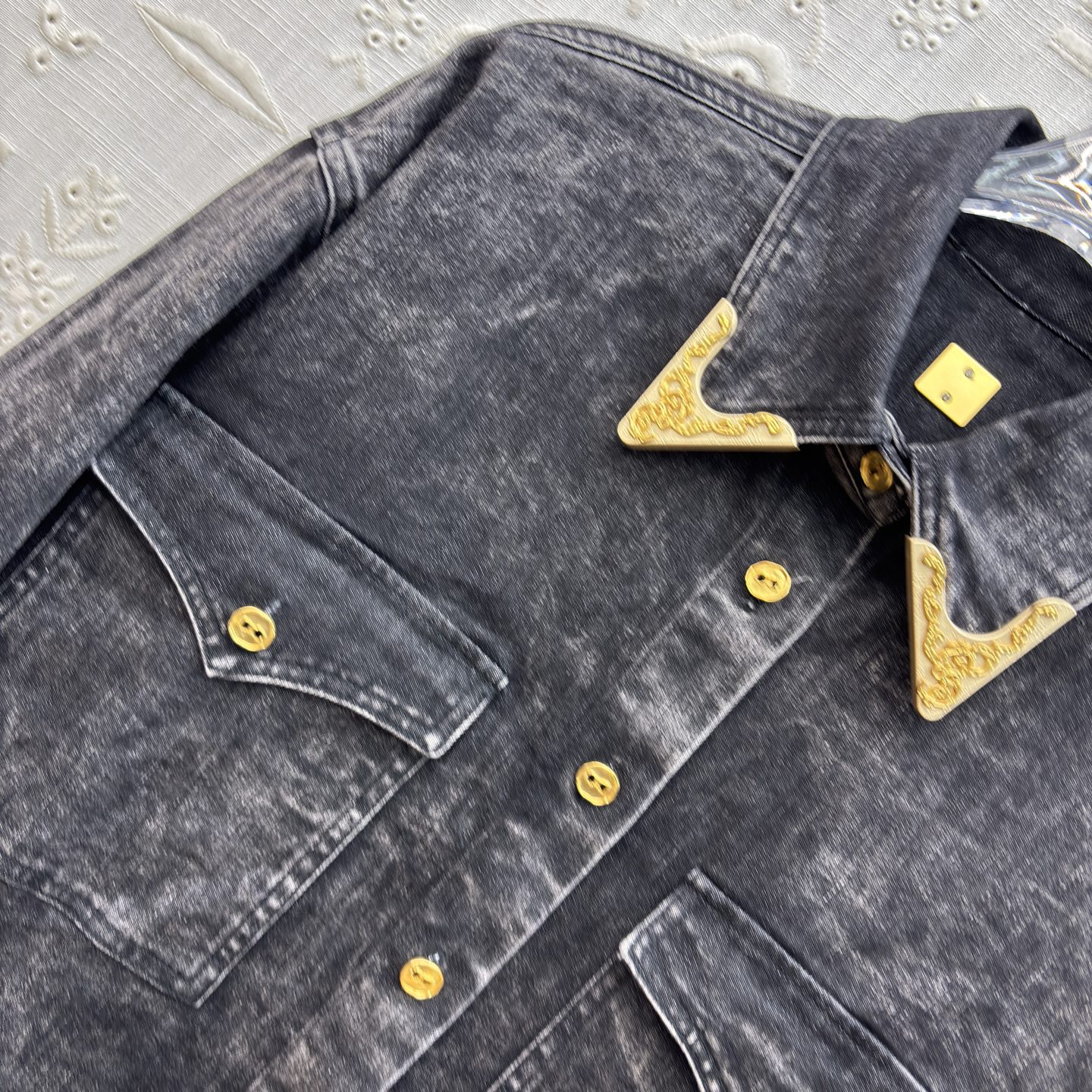 Sch家 26早春新款 做旧洗水牛仔衬衫OS宽松版型 轻松遮肉显瘦 翻领排扣设计 做旧黑牛仔裹着随性的轮