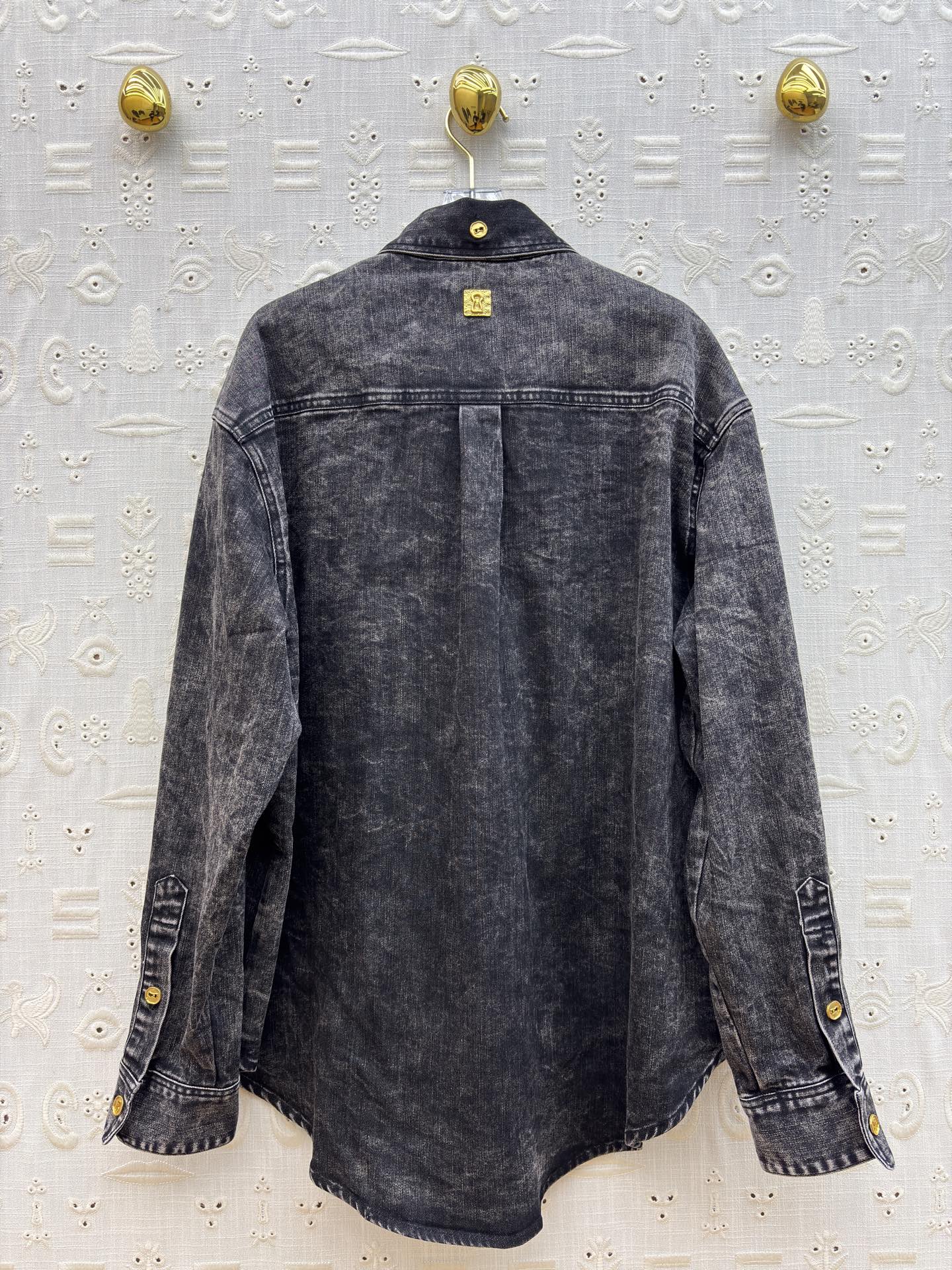 Sch家 26早春新款 做旧洗水牛仔衬衫OS宽松版型 轻松遮肉显瘦 翻领排扣设计 做旧黑牛仔裹着随性的轮