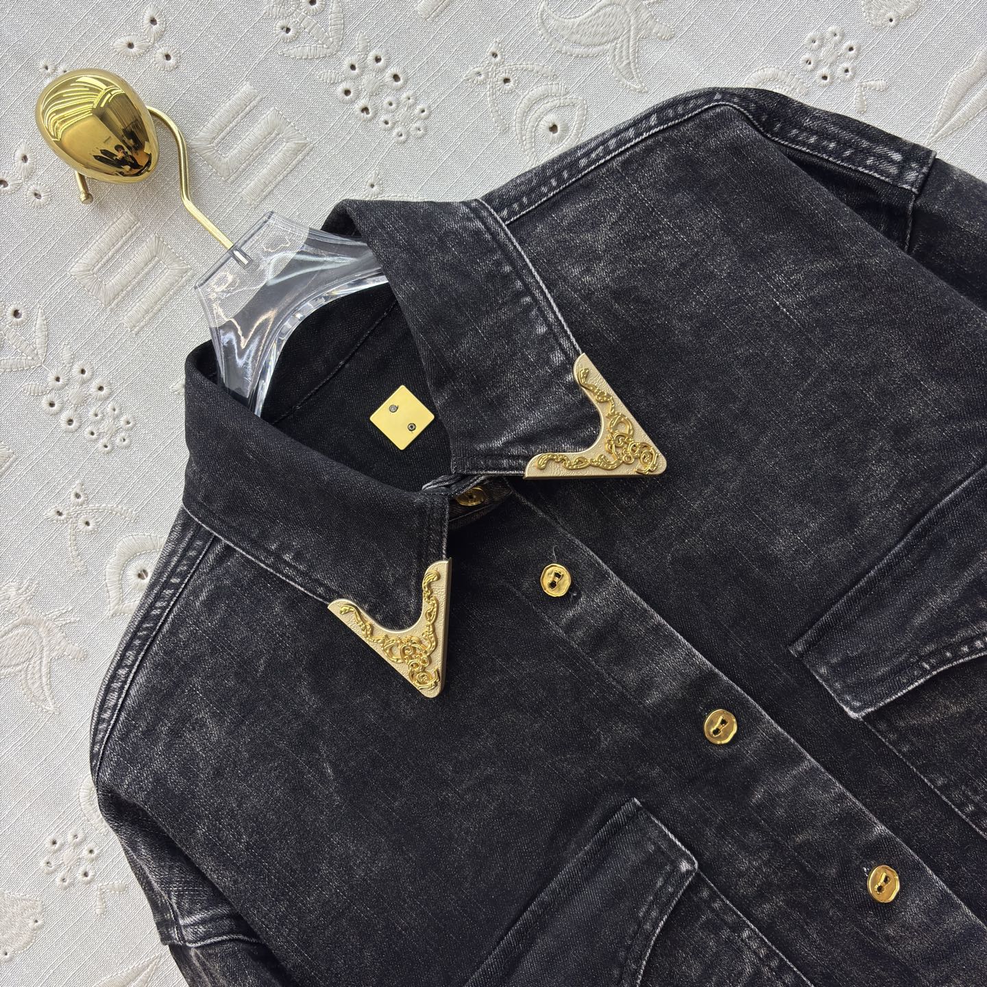 Sch家 26早春新款 做旧洗水牛仔衬衫OS宽松版型 轻松遮肉显瘦 翻领排扣设计 做旧黑牛仔裹着随性的轮