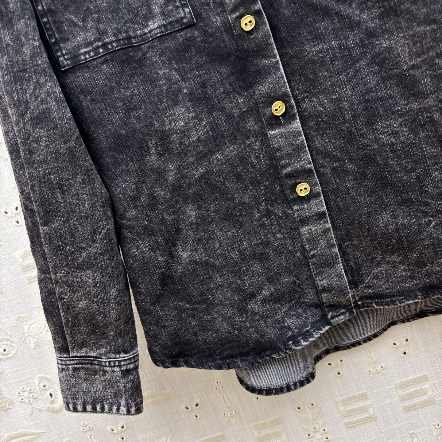 Sch家 26早春新款 做旧洗水牛仔衬衫OS宽松版型 轻松遮肉显瘦 翻领排扣设计 做旧黑牛仔裹着随性的轮