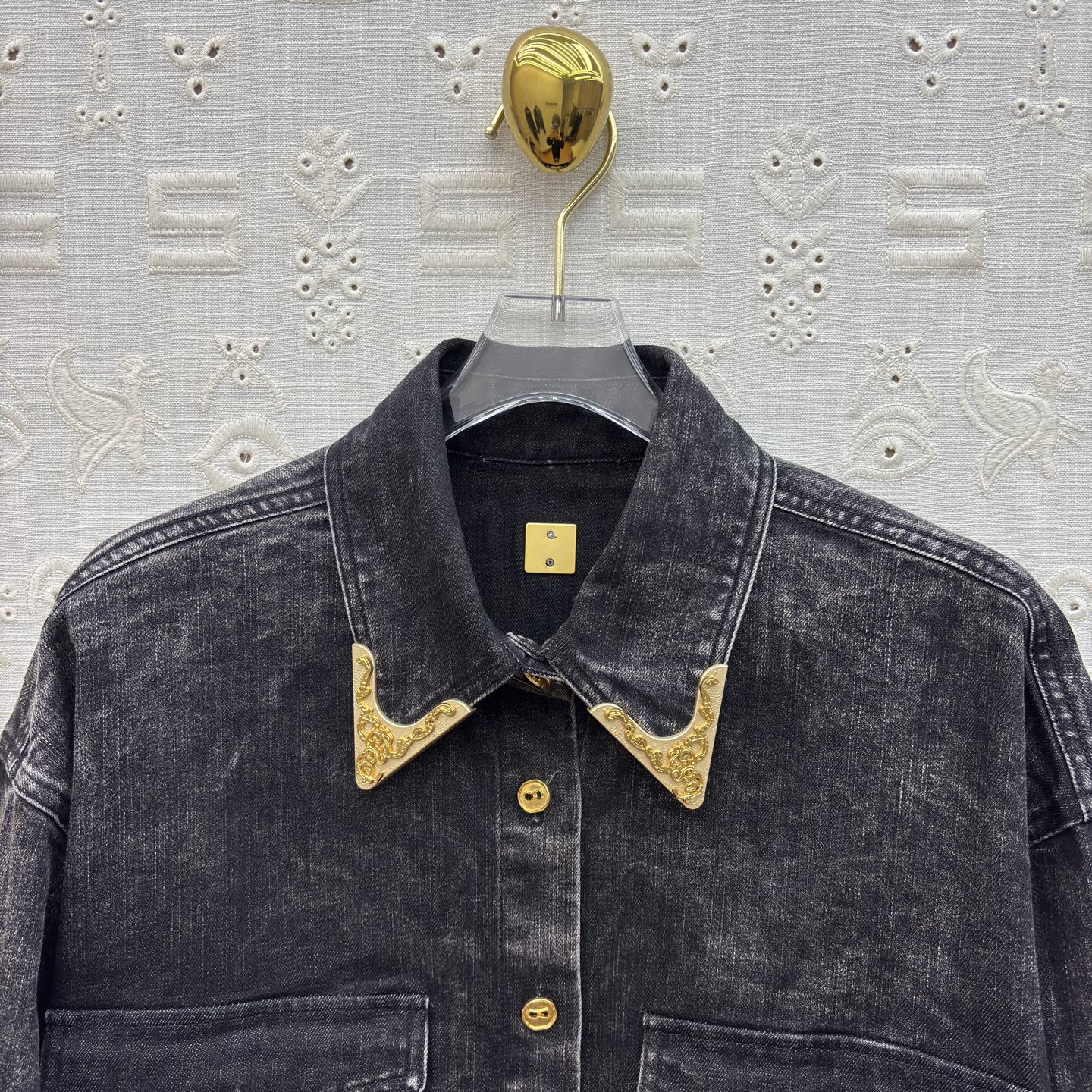 Sch家 26早春新款 做旧洗水牛仔衬衫OS宽松版型 轻松遮肉显瘦 翻领排扣设计 做旧黑牛仔裹着随性的轮