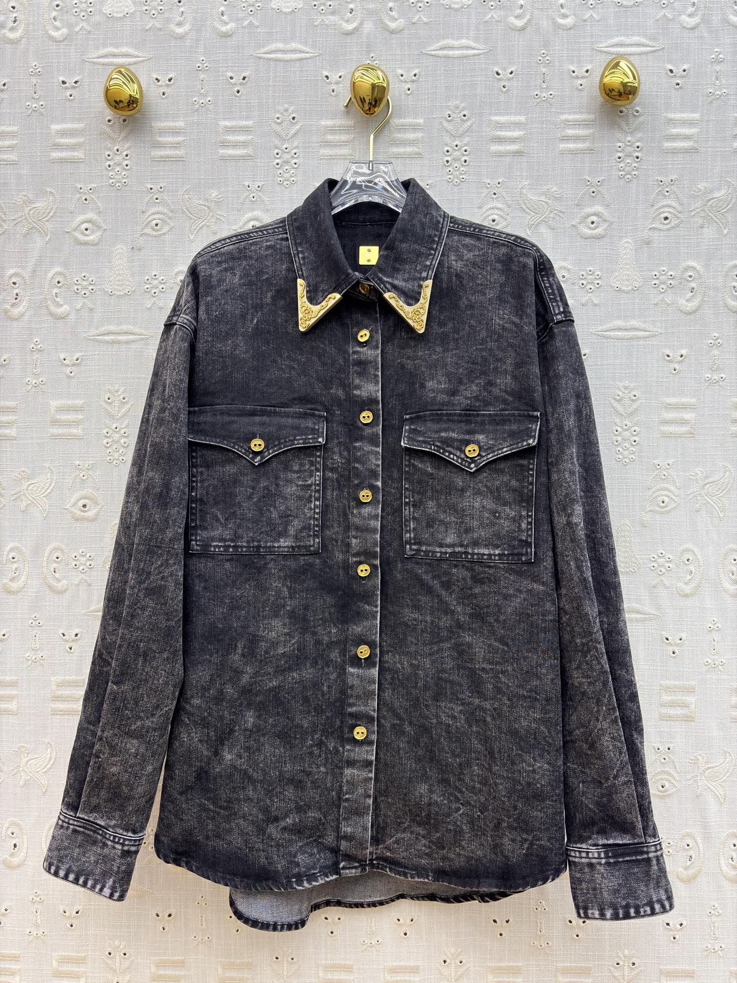 Sch家 26早春新款 做旧洗水牛仔衬衫OS宽松版型 轻松遮肉显瘦 翻领排扣设计 做旧黑牛仔裹着随性的轮