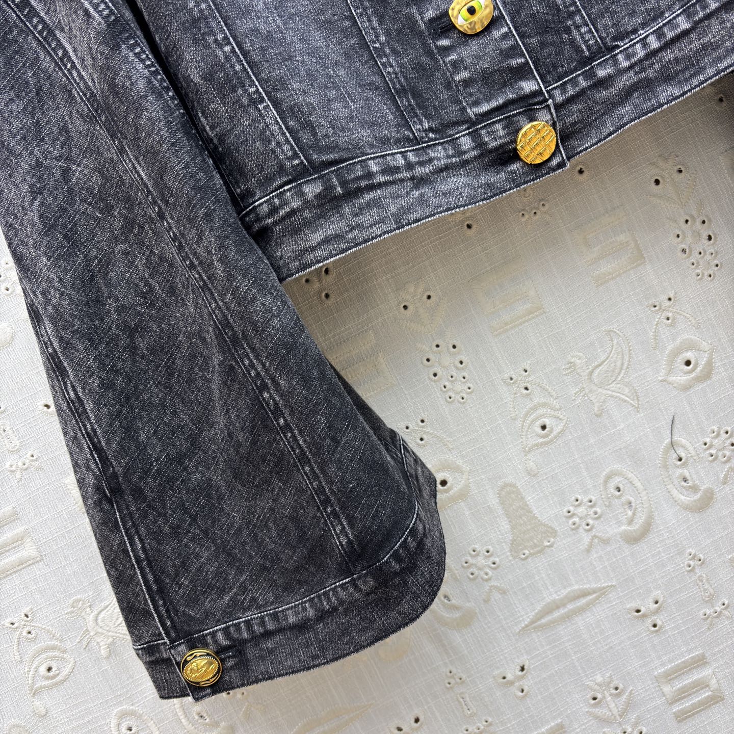 Sch家 26早春新款 做旧洗水牛仔夹克 落肩短款茧袖设计 轻松遮肉显瘦 翻领异扣设计 做旧黑牛仔裹着随