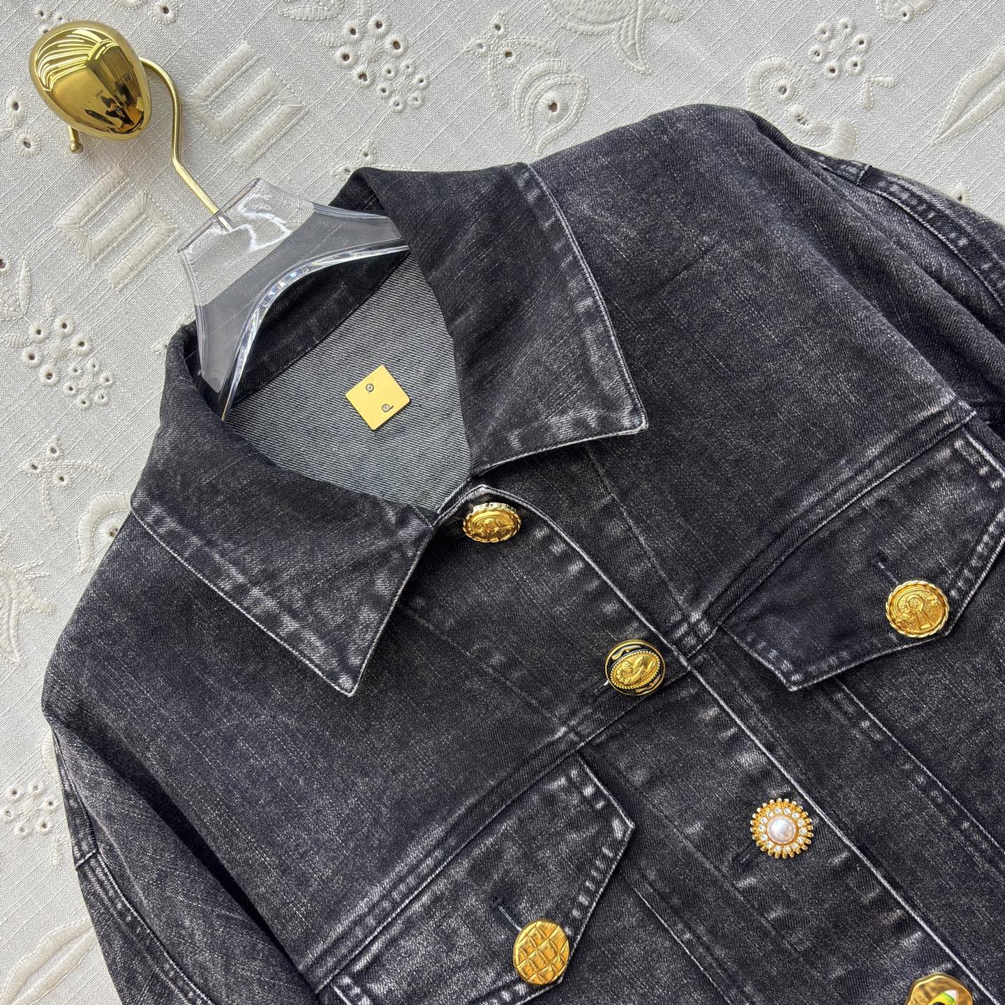 Sch家 26早春新款 做旧洗水牛仔夹克 落肩短款茧袖设计 轻松遮肉显瘦 翻领异扣设计 做旧黑牛仔裹着随