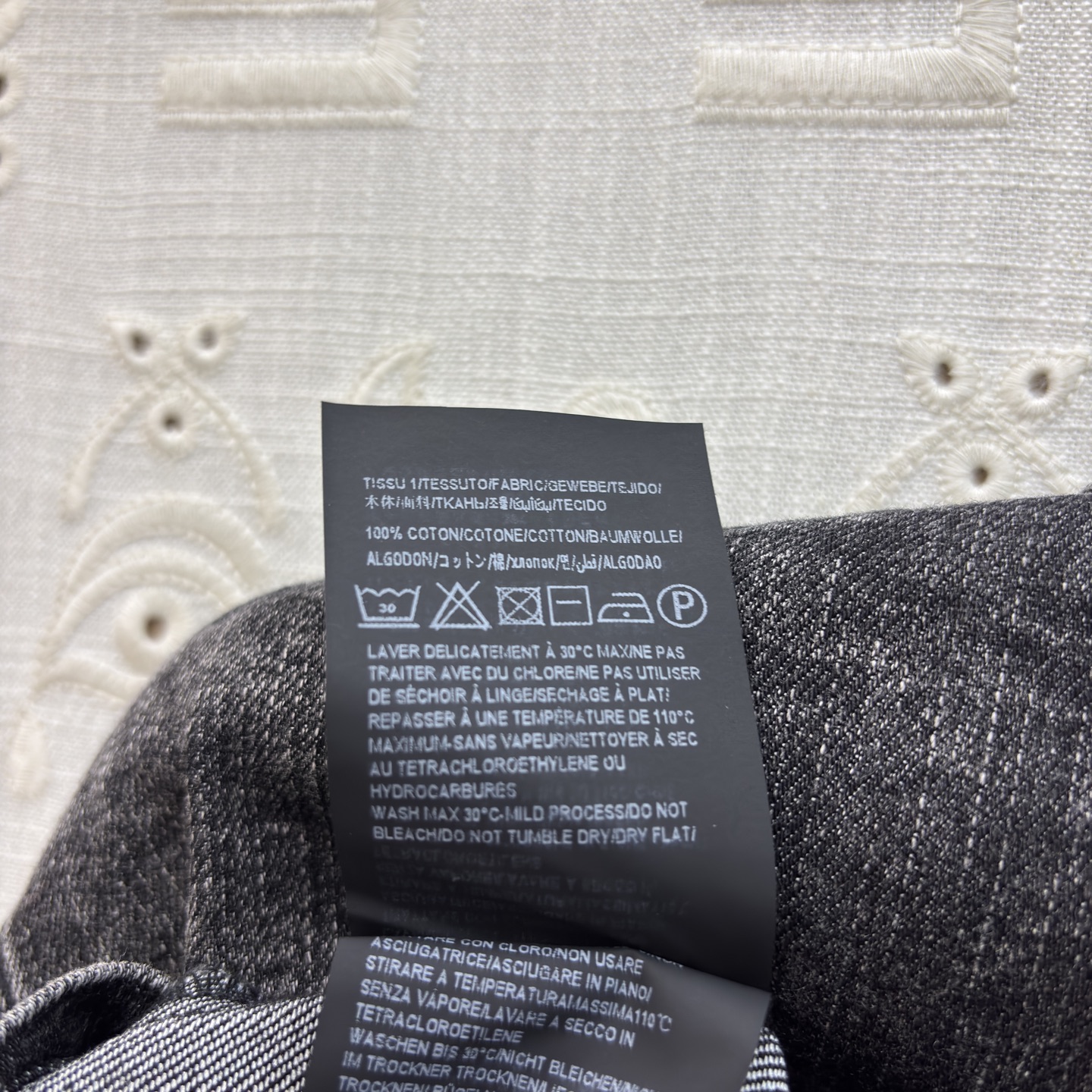 Sch家 26早春新款 做旧洗水牛仔夹克 落肩短款茧袖设计 轻松遮肉显瘦 翻领异扣设计 做旧黑牛仔裹着随