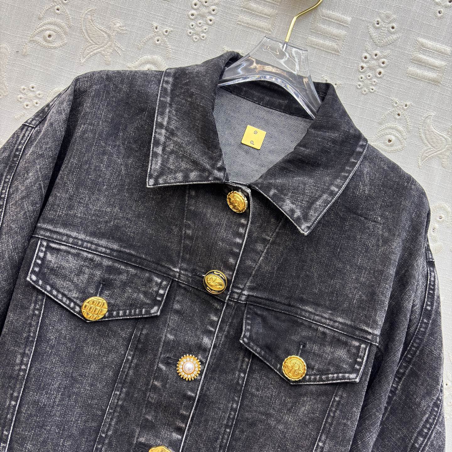 Sch家 26早春新款 做旧洗水牛仔夹克 落肩短款茧袖设计 轻松遮肉显瘦 翻领异扣设计 做旧黑牛仔裹着随