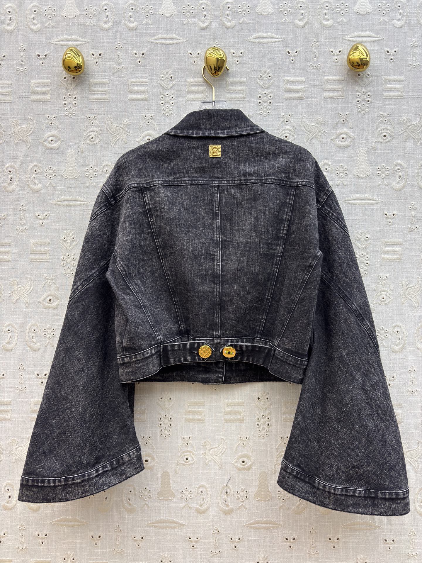 Sch家 26早春新款 做旧洗水牛仔夹克 落肩短款茧袖设计 轻松遮肉显瘦 翻领异扣设计 做旧黑牛仔裹着随