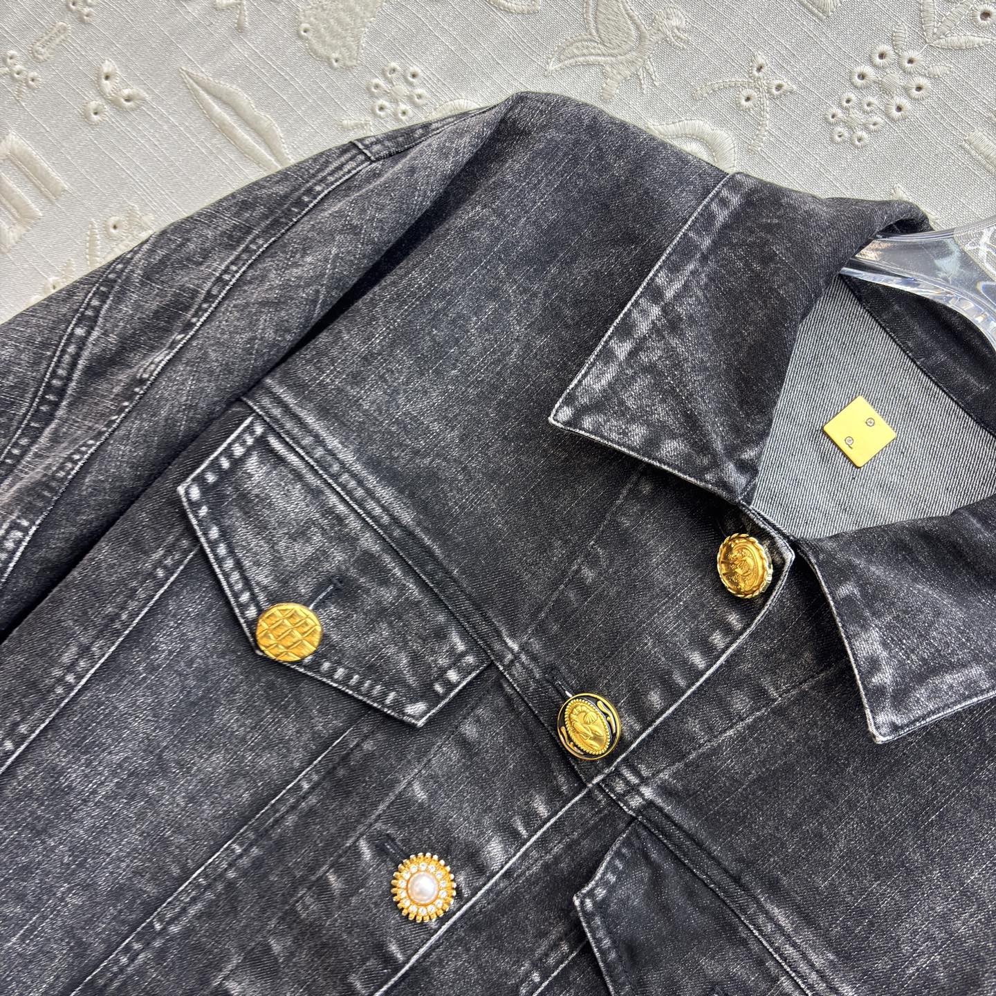 Sch家 26早春新款 做旧洗水牛仔夹克 落肩短款茧袖设计 轻松遮肉显瘦 翻领异扣设计 做旧黑牛仔裹着随