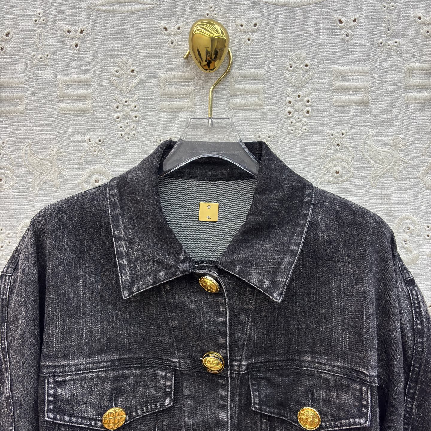 Sch家 26早春新款 做旧洗水牛仔夹克 落肩短款茧袖设计 轻松遮肉显瘦 翻领异扣设计 做旧黑牛仔裹着随