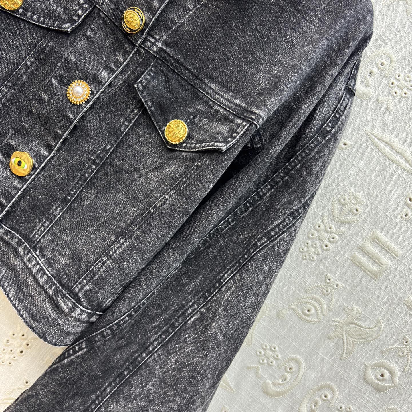 Sch家 26早春新款 做旧洗水牛仔夹克 落肩短款茧袖设计 轻松遮肉显瘦 翻领异扣设计 做旧黑牛仔裹着随