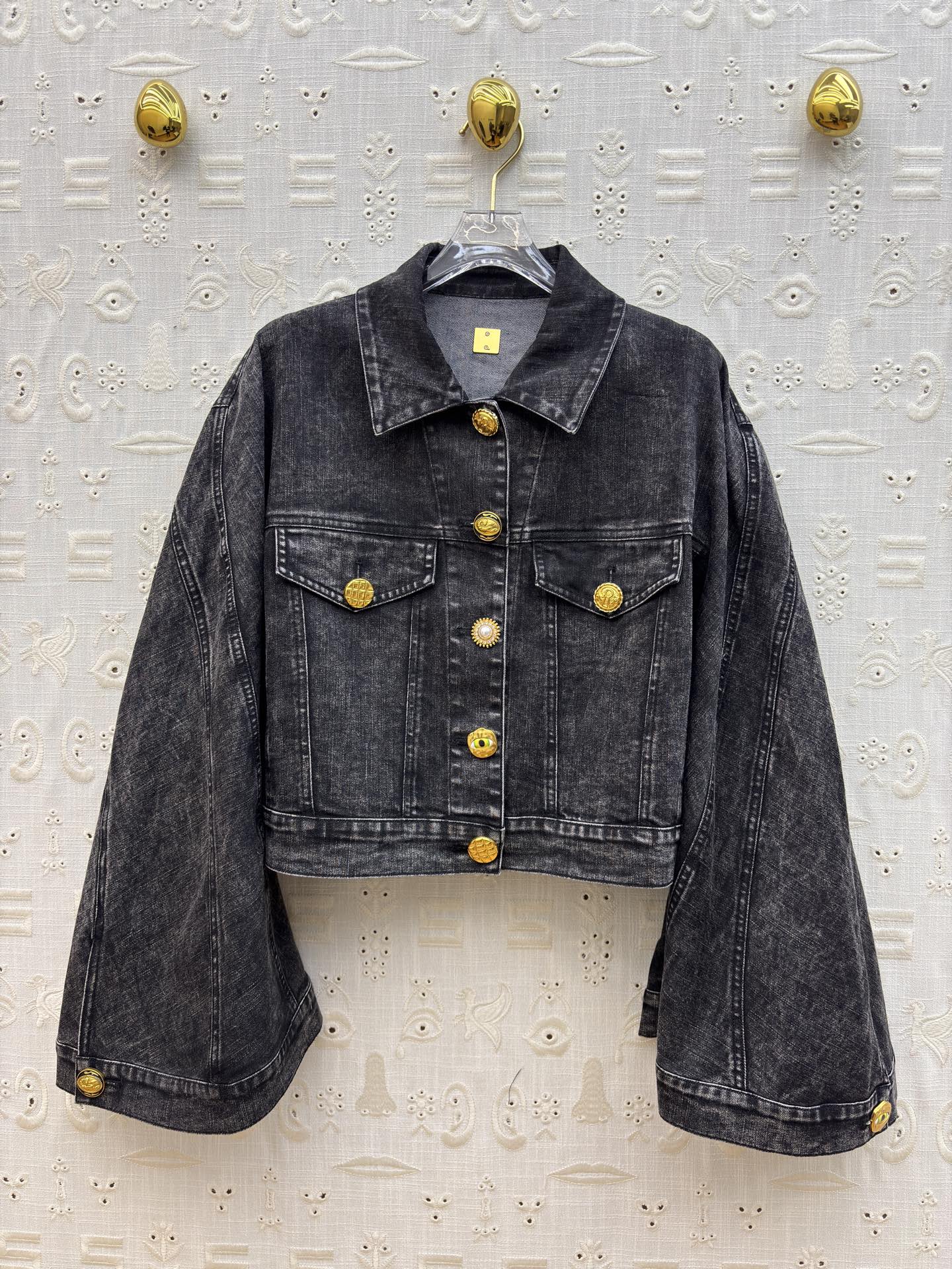 Sch家 26早春新款 做旧洗水牛仔夹克 落肩短款茧袖设计 轻松遮肉显瘦 翻领异扣设计 做旧黑牛仔裹着随